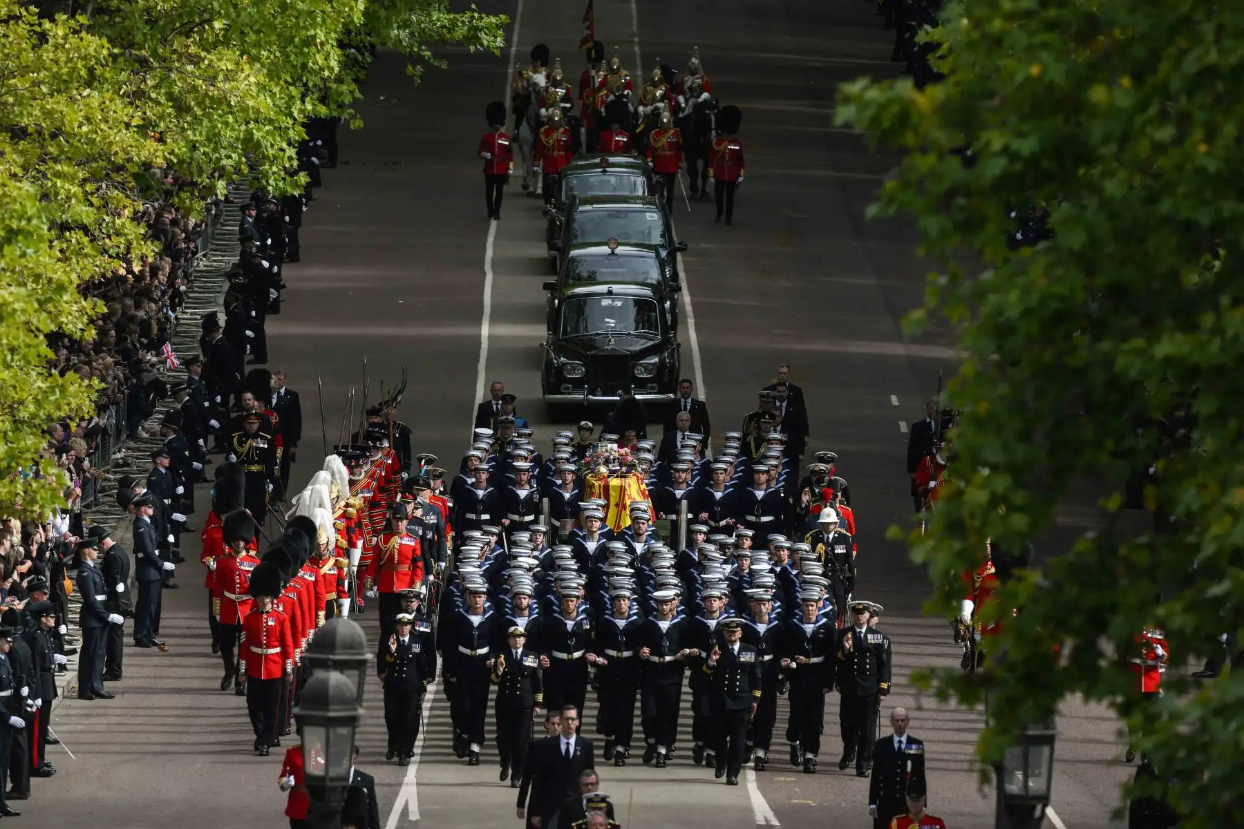 La procesión que sigue al ataúd de la reina Isabel II, envuelta en el estandarte real, en el carruaje estatal de armas de la Royal Navy, viaja desde la Abadía de Westminster hasta el arco de Wellington en Londres. Foto: AFP