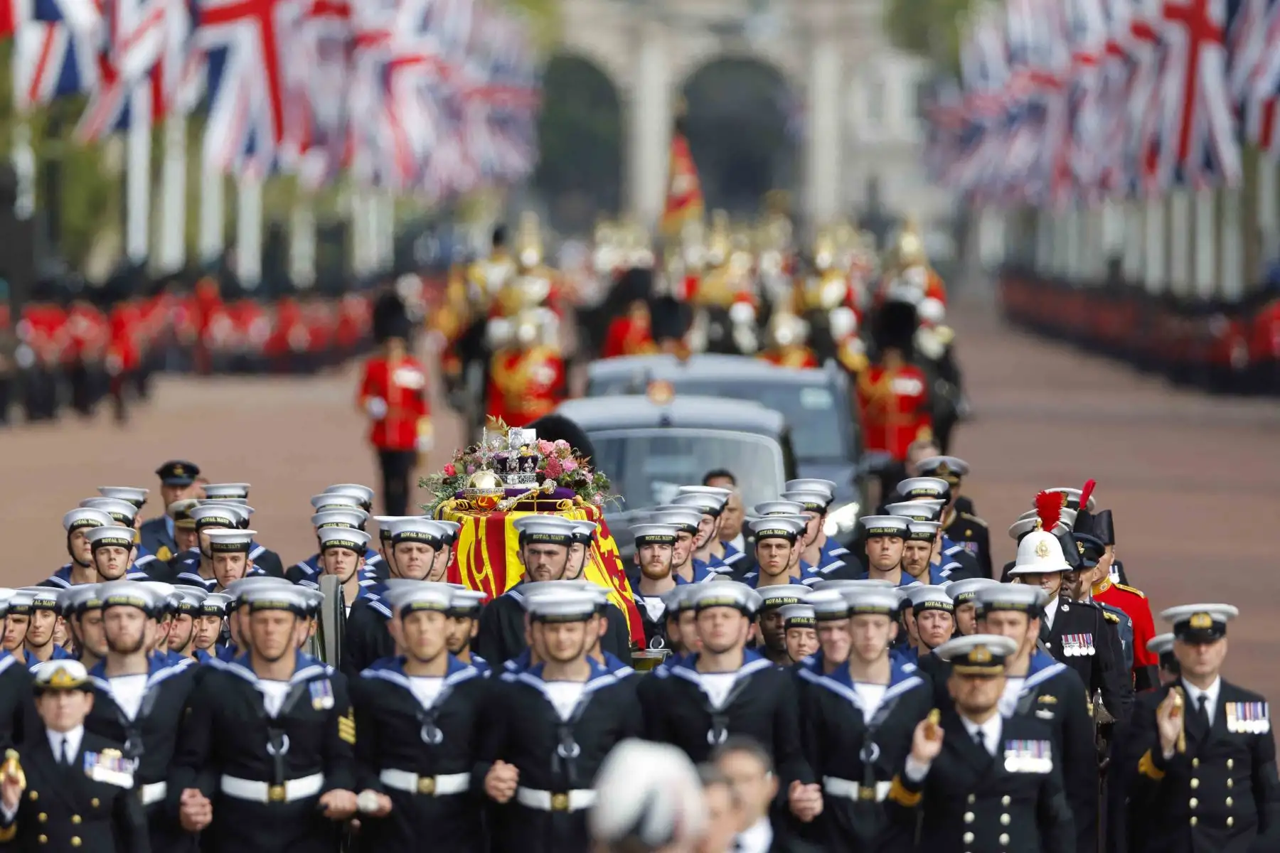 La procesión que sigue al ataúd de la reina Isabel II, envuelta en el estandarte real, en el carruaje estatal de armas de la Royal Navy, viaja desde la Abadía de Westminster hasta el arco de Wellington en Londres. Foto: AFP