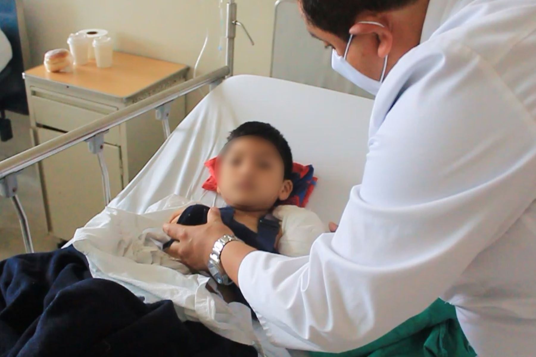 Médicos de EsSalud realizan autotrasplante óseo y salvan brazo a niño de 7 años.