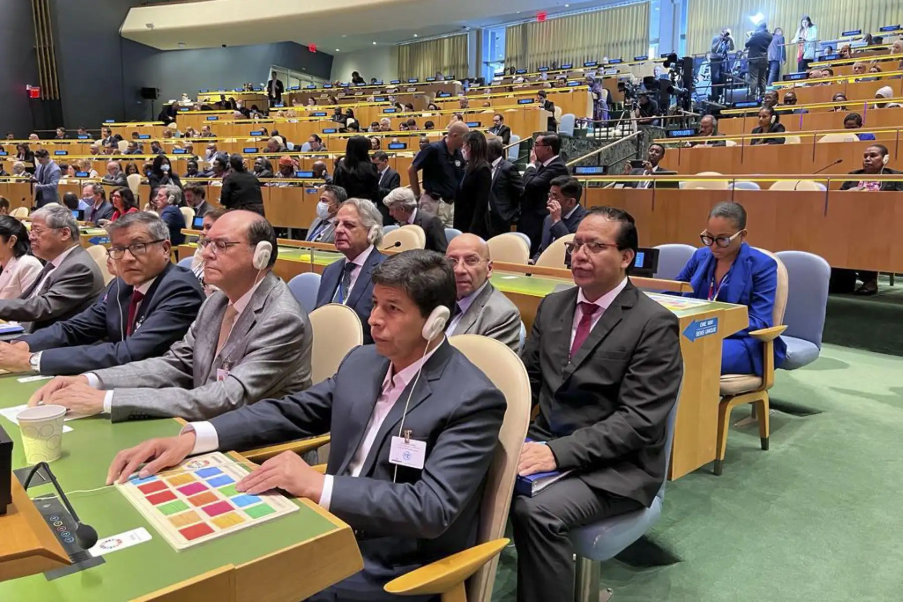 La actividad se realiza en el Plenario de la Asamblea General de las Naciones Unidas en Nueva York, Estados Unidos. Participan los titulares de la Cancillería, César Landa, del ministerio de Educación, Rosendo Serna, del ministerio de Economía, Kurt Burneo y del ministerio de Comercio Exterior y Turismo, Roberto Sánchez. 
Foto: ANDINA/Presidencia Perú