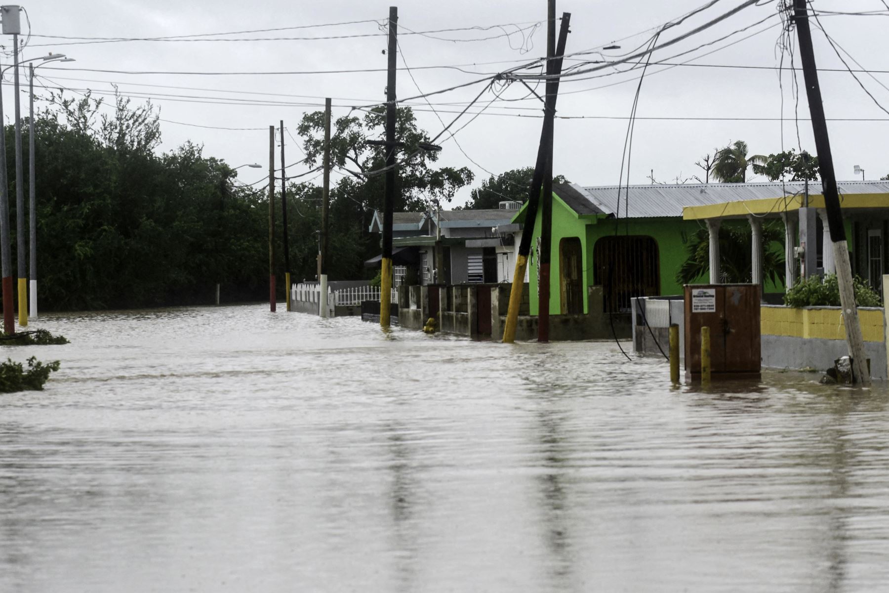 Se ve una calle inundada después del paso del huracán Fiona en Salinas, Puerto Rico. El huracán Fiona se estrelló contra Puerto Rico, cortando el suministro eléctrico del territorio de la isla estadounidense mientras arrojaba lluvias torrenciales y causaba daños catastróficos antes de tocar tierra en el República Dominicana.
Foto: AFP