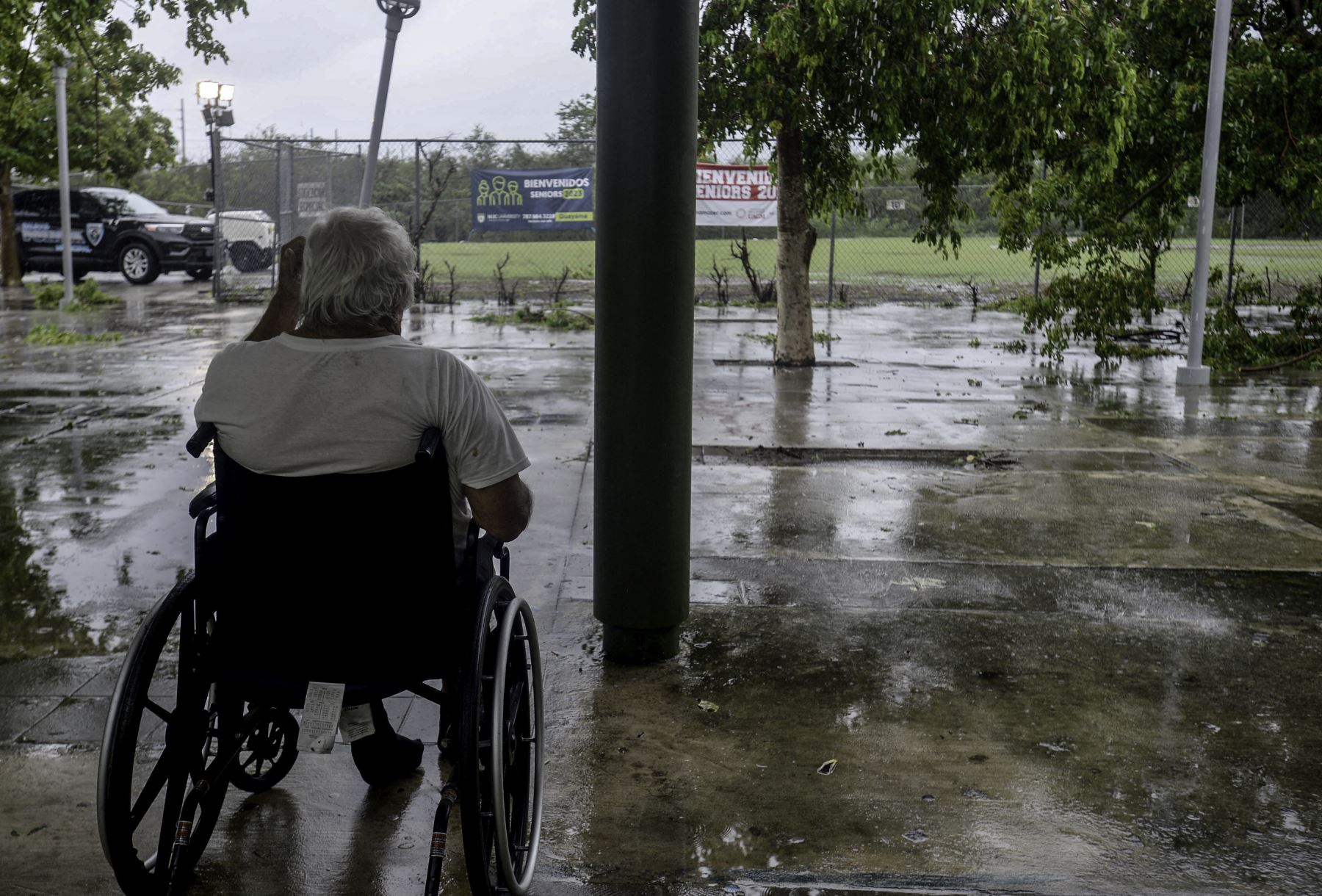 Un hombre en silla de ruedas mira una carretera inundada tras el paso del huracán Fiona en Salinas, Puerto Rico.
Foto: AFP
