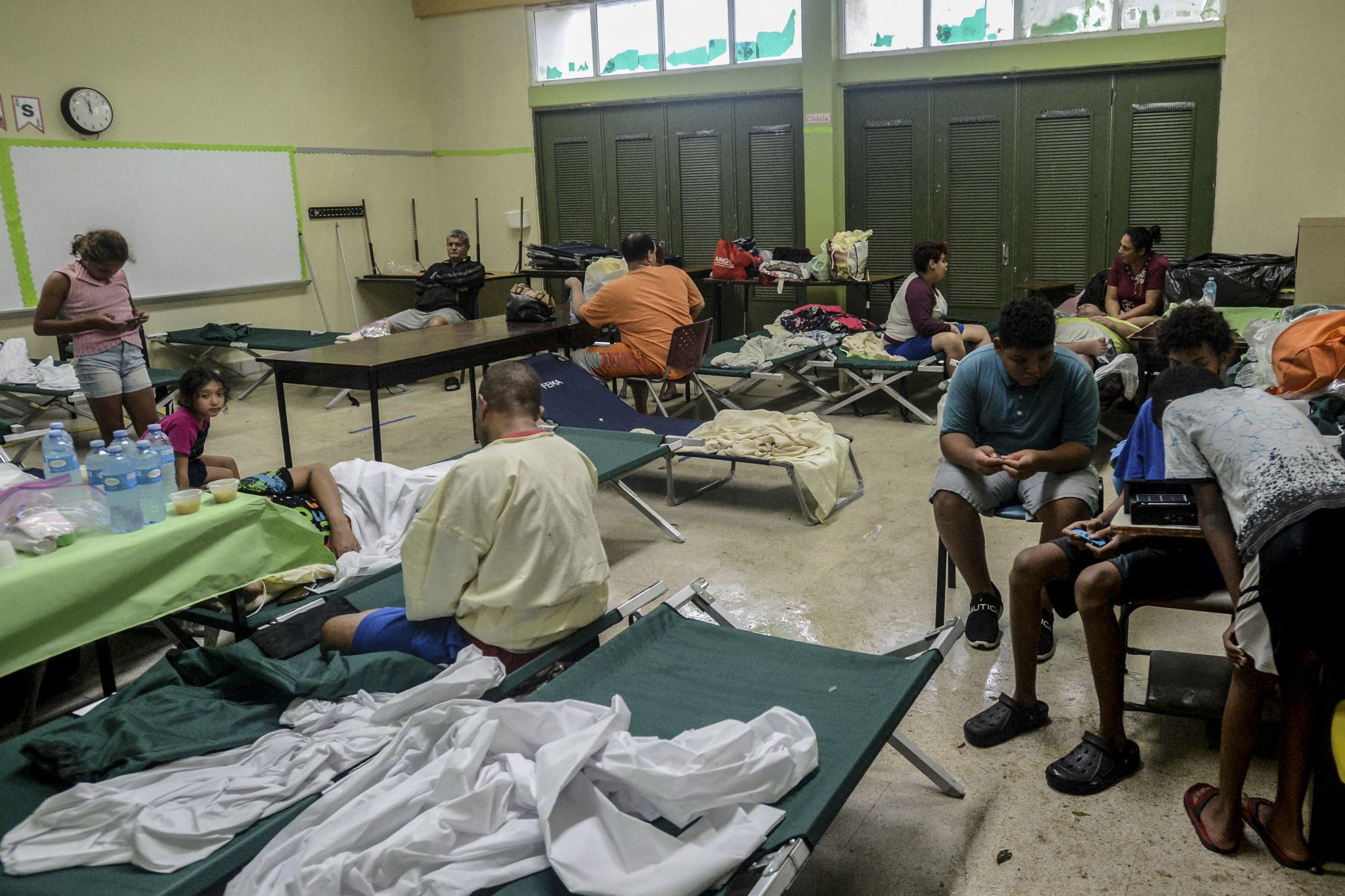 La gente espera dentro de un refugio después del paso del huracán Fiona en Salinas, Puerto Rico.
Foto: AFP