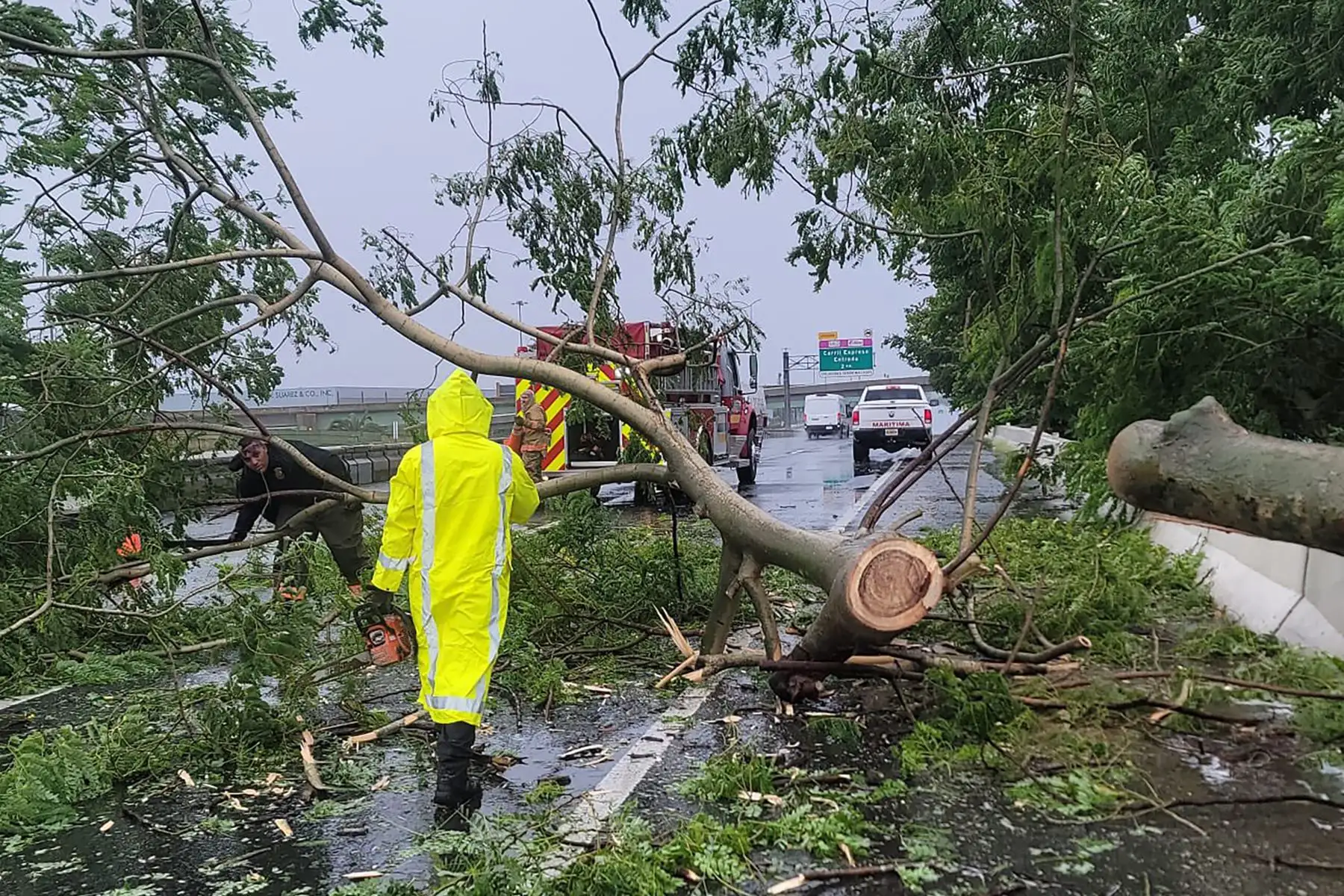 Personas permanecen junto a una calle inundada en Nagua, República Dominicana, el 19 de septiembre de 2022, tras el paso del huracán Fiona