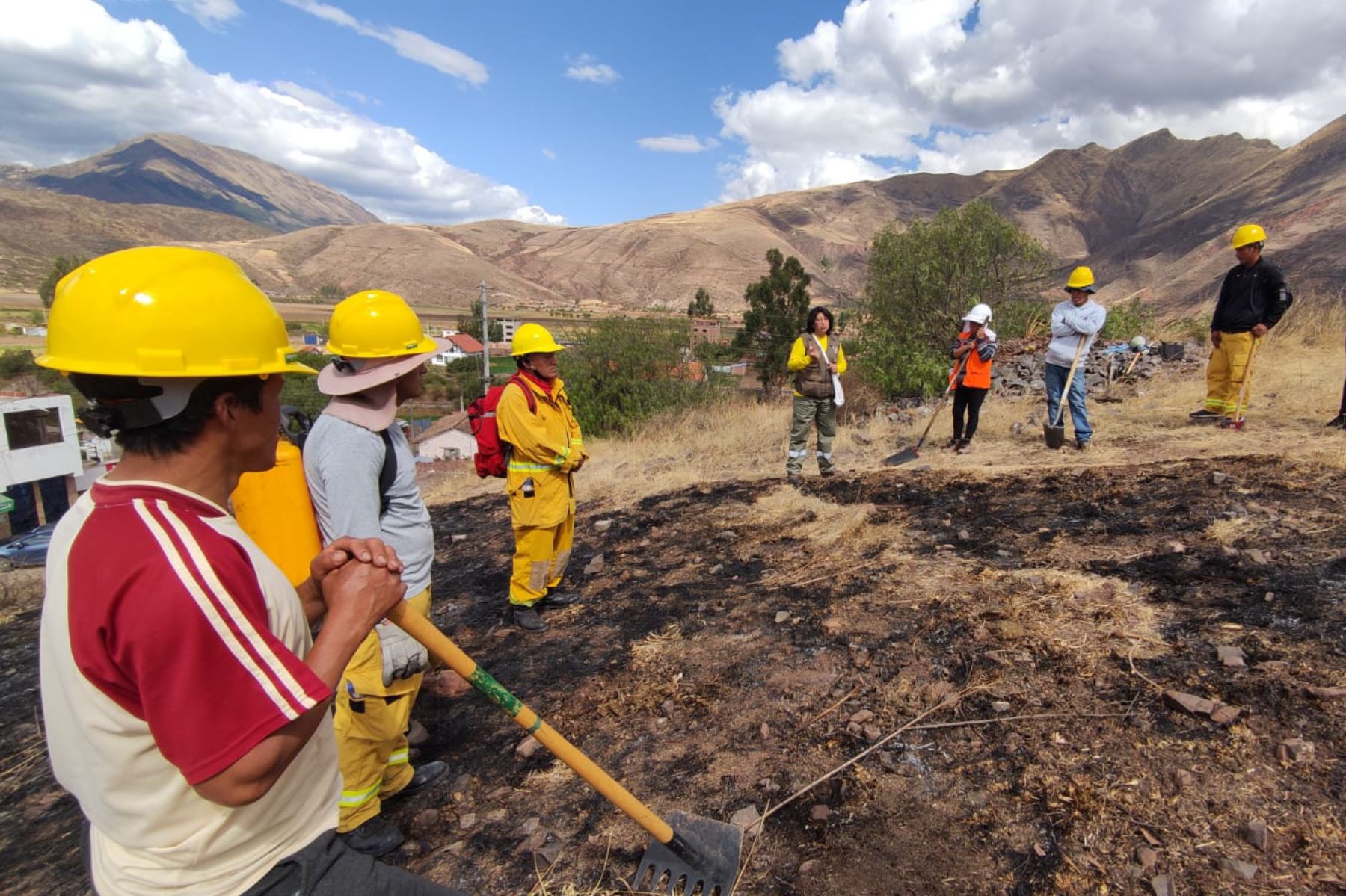 Guardaparques del santuario histórico de Machu Picchu capacitaron a pobladores del distrito de Lucre, región Cusco, en prevención de incendios forestales. Foto: Sernanp