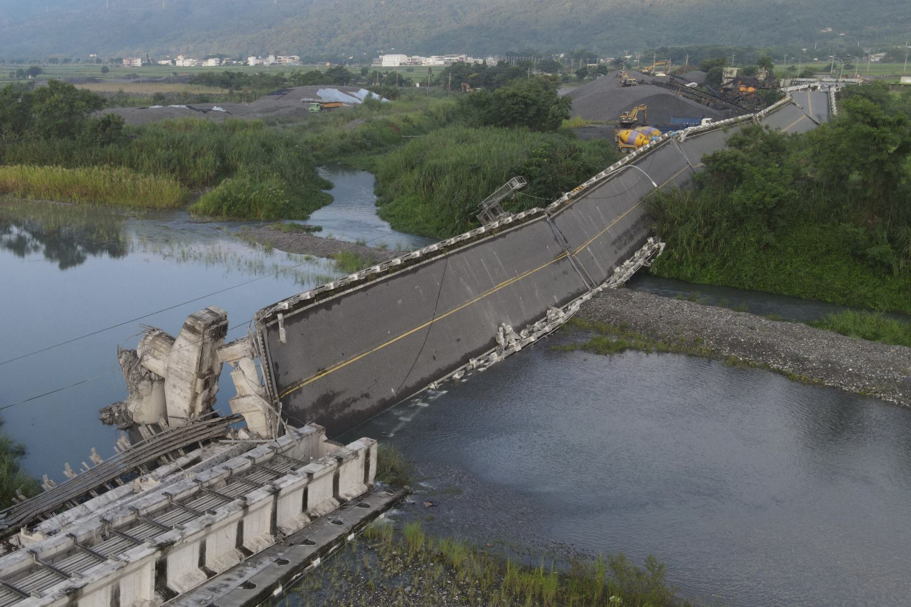Una vista aérea muestra el colapso del puente Kaoliao en el condado de Hualien, en el este de Taiwán, luego de un terremoto de magnitud 6,9.
Foto: AFP