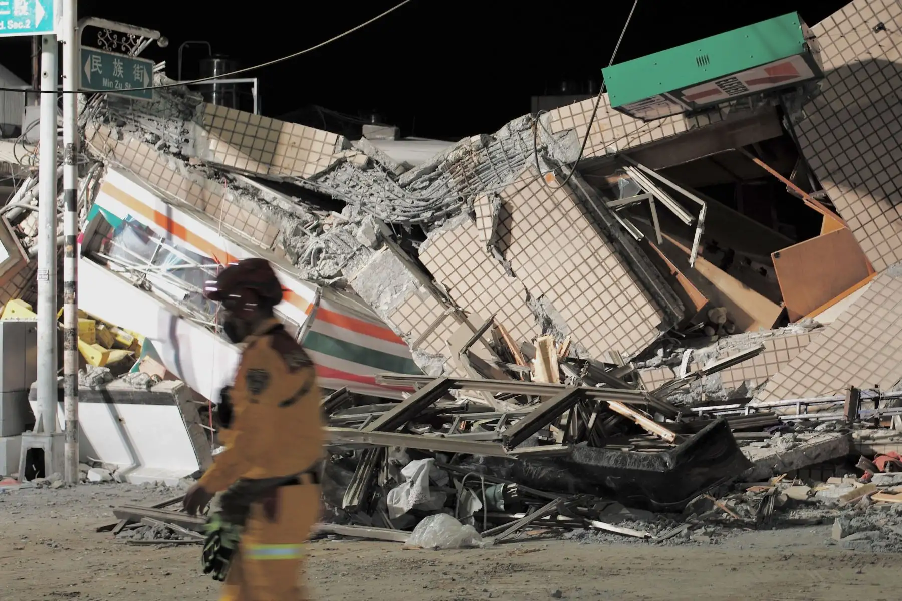 Un rescatista pasa junto a un edificio derrumbado después de un terremoto en el municipio de Yuli en el condado de Hualien, al este de Taiwán.
Foto: AFP