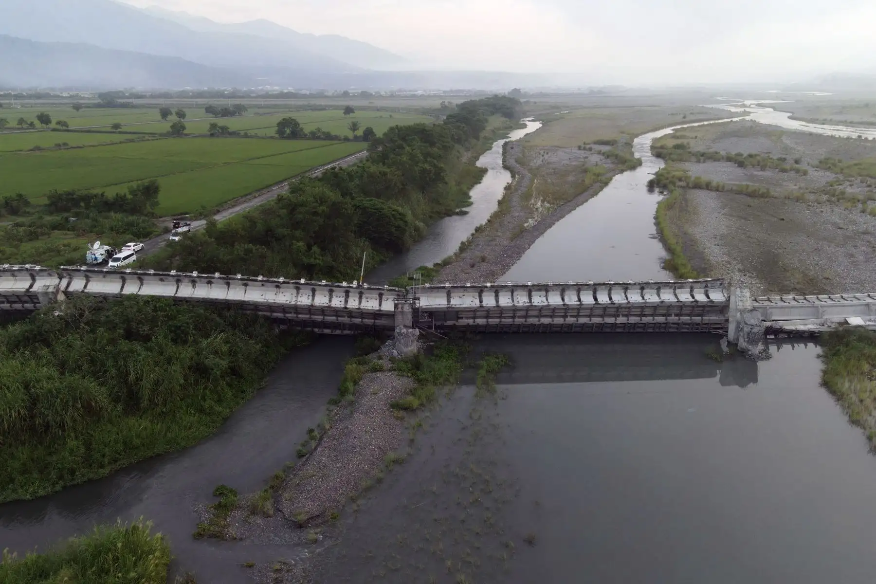 Una vista aérea muestra el colapso del puente Kaoliao en el condado de Hualien, en el este de Taiwán, luego de un terremoto de magnitud 6,9.
Foto: AFP