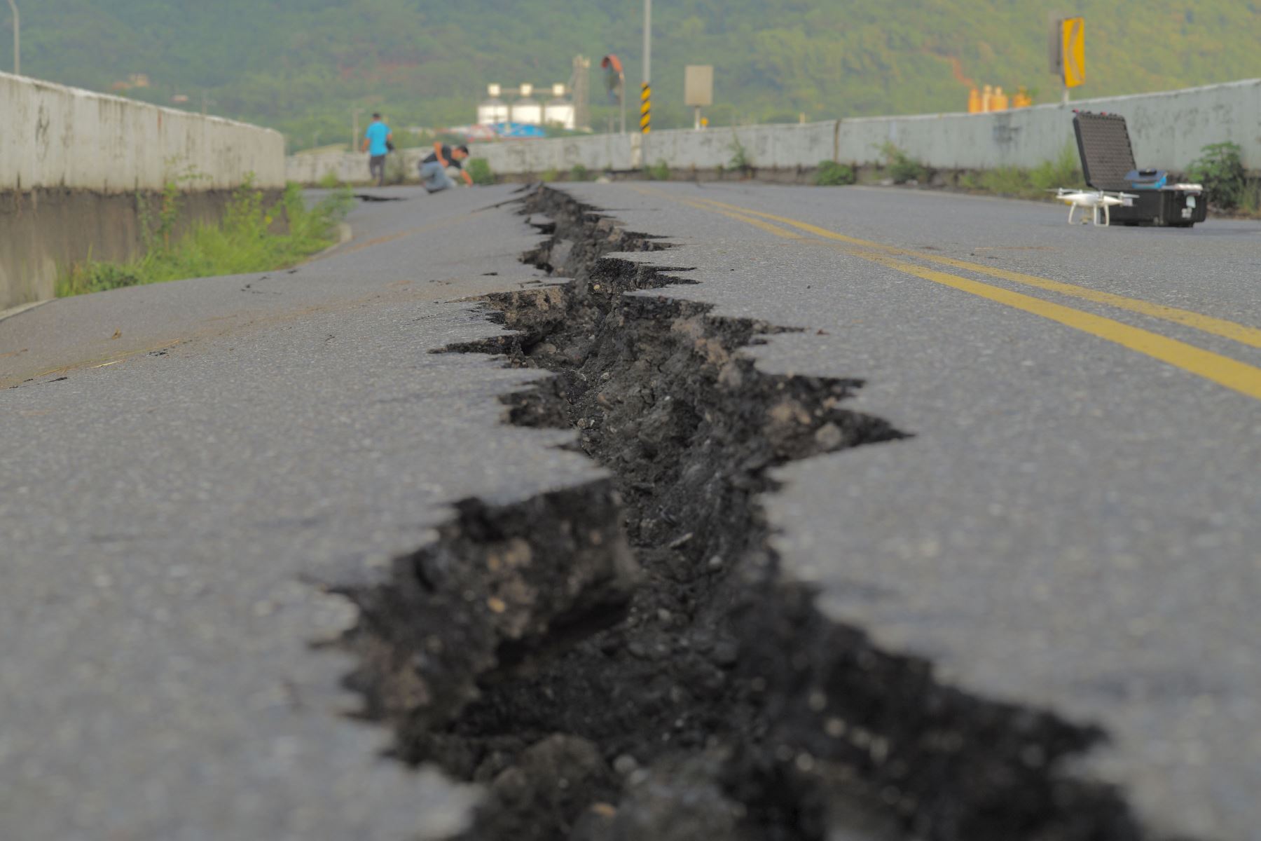 Se ve una fisura a lo largo de una carretera junto al puente colapsado de Kaoliao en el condado de Hualien, en el este de Taiwán, luego de un terremoto de magnitud 6,9 el 18 de septiembre.
Foto: AFP