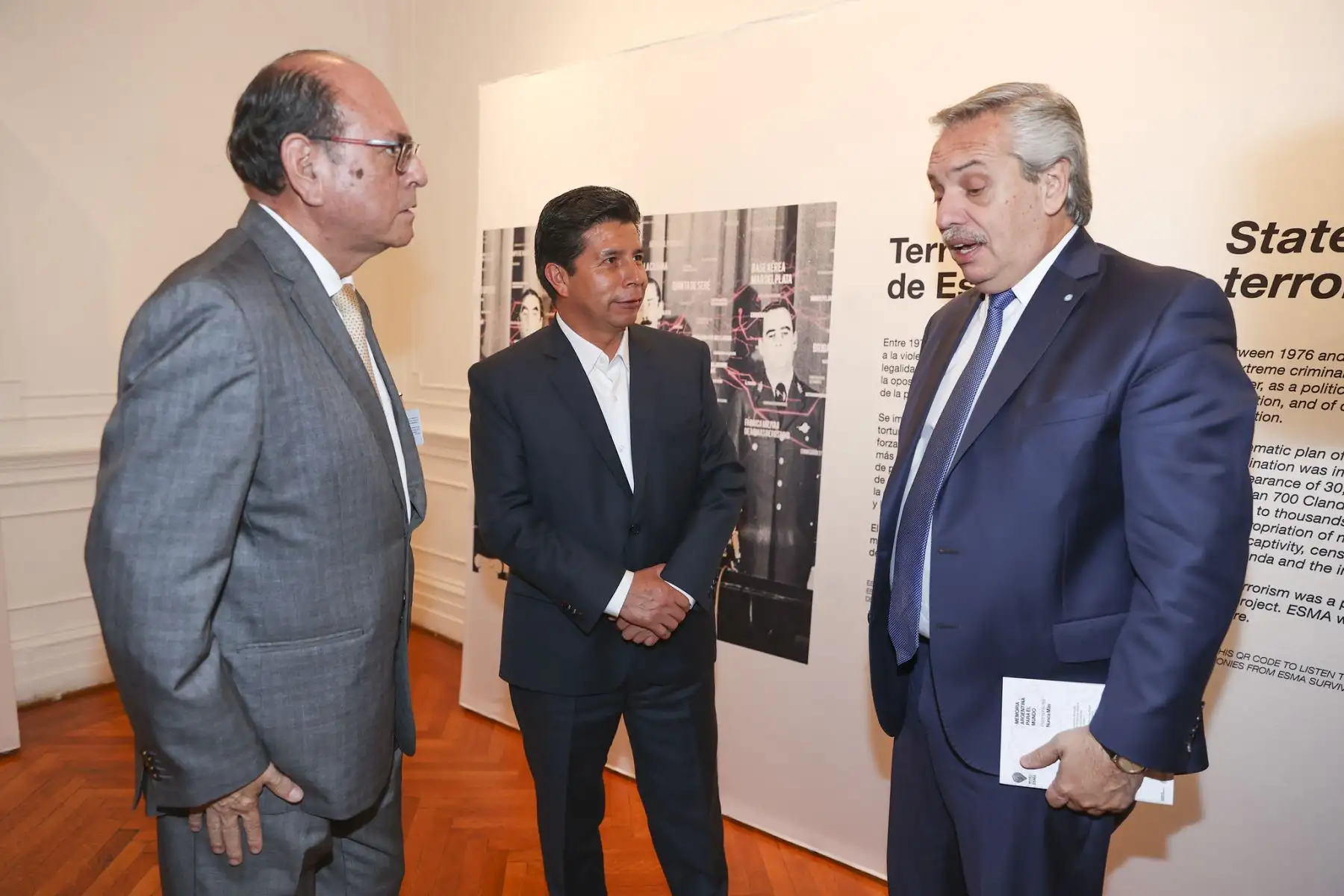 Presidente Pedro Castillo visita la muestra “Nunca Más” – Museo Sitio de Memoria ESMA, Ex Centro Clandestino de Detención, Tortura y Exterminio. En la imagen, el presidente Pedro Castillo saluda al presidente de Argentina, Alberto Fernández.Foto: ANDINA/Prensa Presidencia/ Vidal Tarqui Palomino