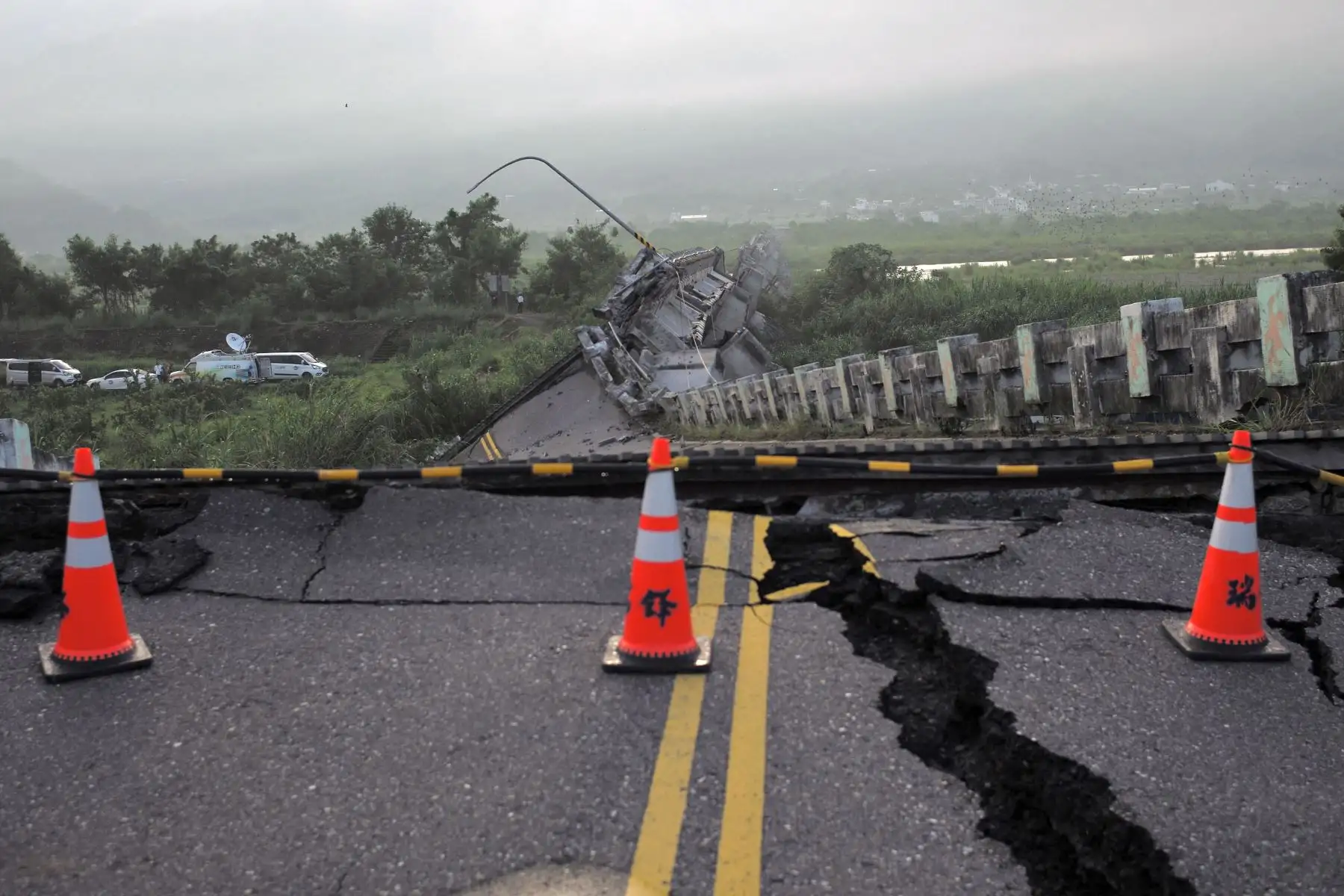 Una vista del puente colapsado de Kaoliao en el condado de Hualien, en el este de Taiwán, luego de un terremoto de magnitud 6,9.
Foto: AFP