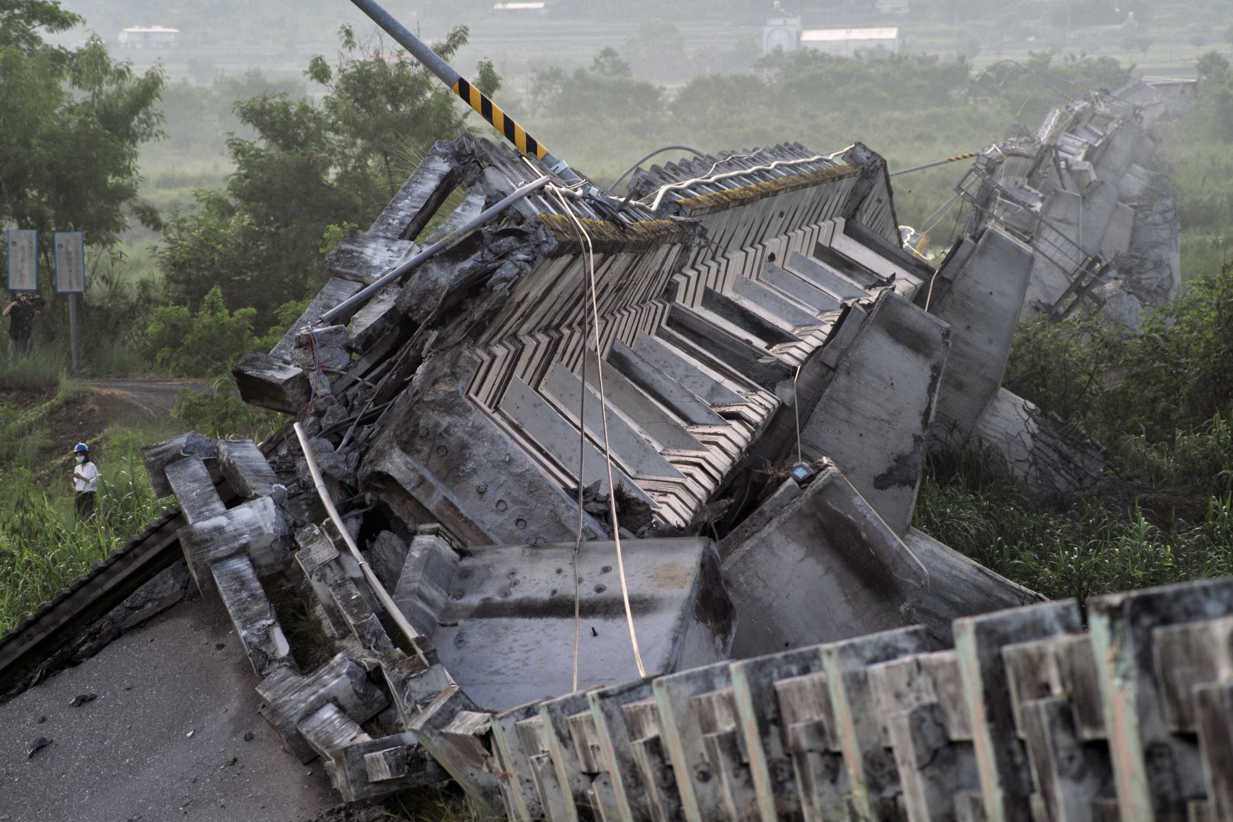 Un periodista pasa junto al puente colapsado de Kaoliao en el condado de Hualien, en el este de Taiwán, luego de un terremoto de magnitud 6,9.
Foto: AFP