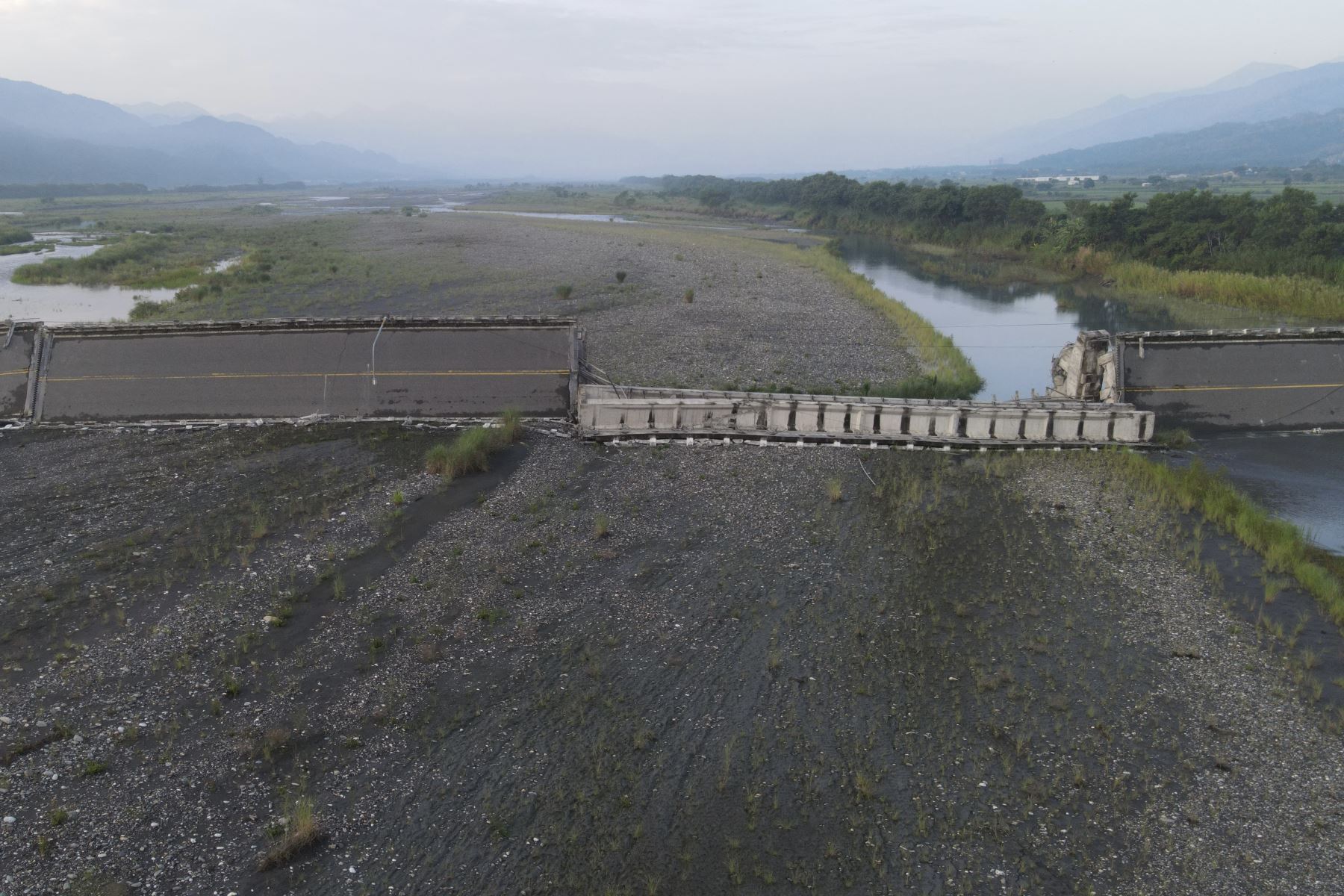 Una vista aérea muestra el colapso del puente Kaoliao en el condado de Hualien, en el este de Taiwán,, luego de un terremoto de magnitud 6,9.
Foto: AFP