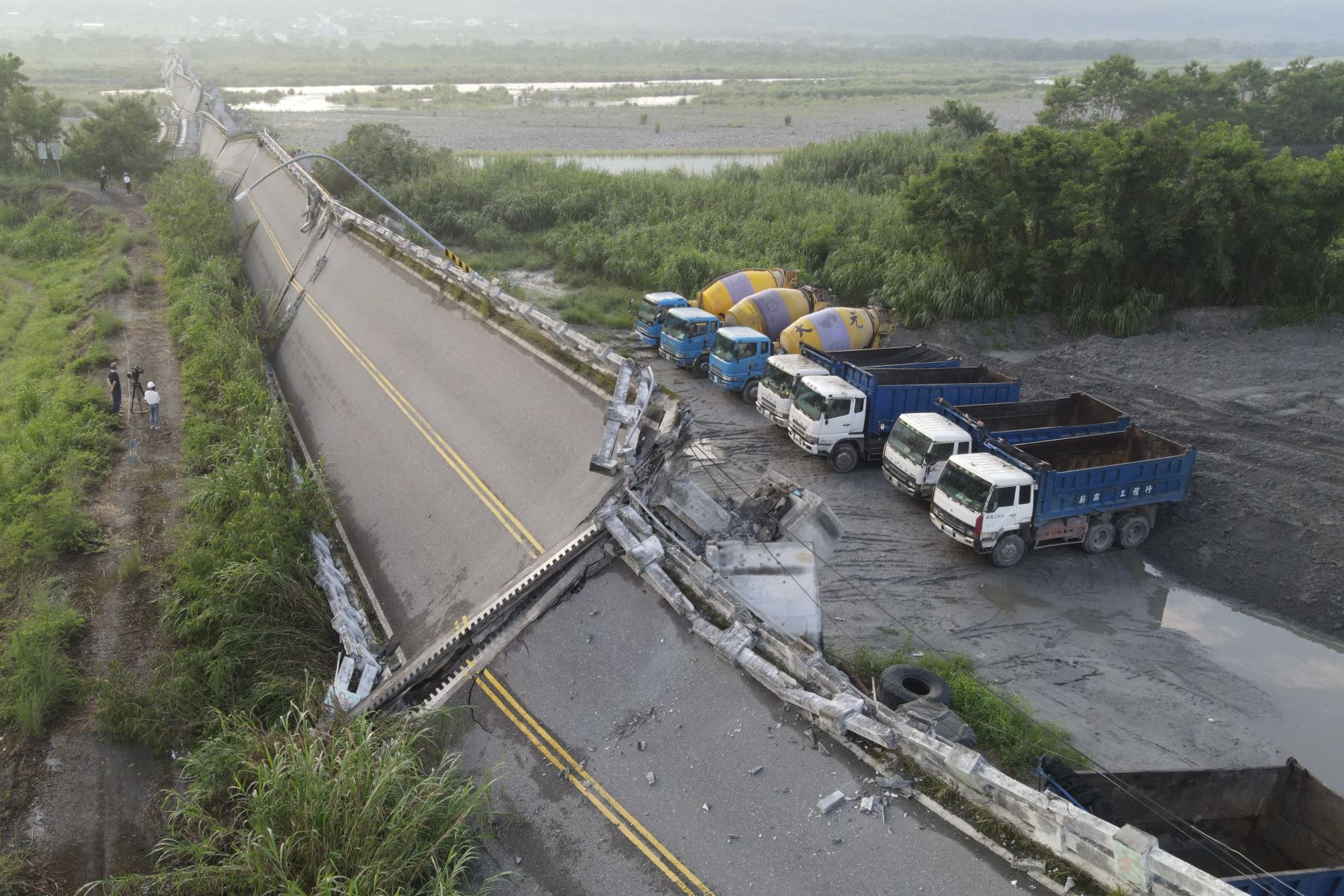 Una vista aérea muestra el colapso del puente Kaoliao en el condado de Hualien, en el este de Taiwán,  luego de un terremoto de magnitud 6,9.
Foto: AFP