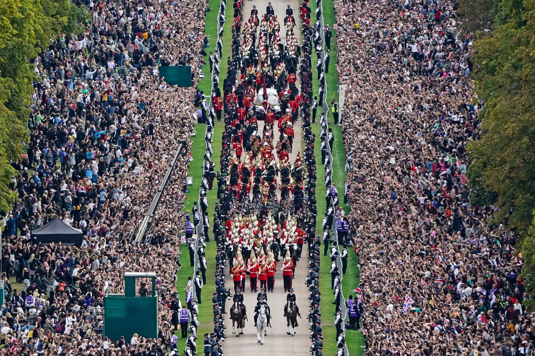 La Procesión Ceremonial del ataúd de la Reina Isabel II recorre el Paseo Largo hasta llegar al Castillo de Windsor para el Servicio de Sepelio en la Capilla de San Jorge.
Foto: AFP
