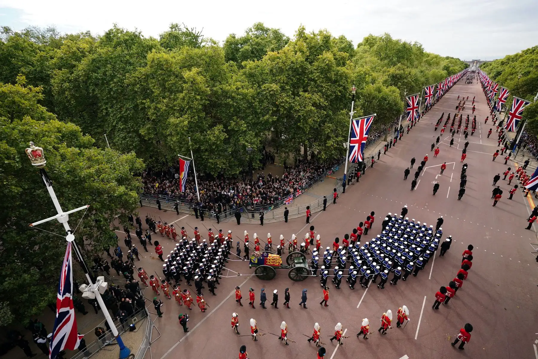 El carruaje de armas estatal lleva el ataúd de la reina Isabel II, envuelto en el estandarte real con la corona del estado imperial y el orbe y el cetro del soberano, en la procesión ceremonial que siguió a su funeral de estado en la Abadía de Westminster, en Londres