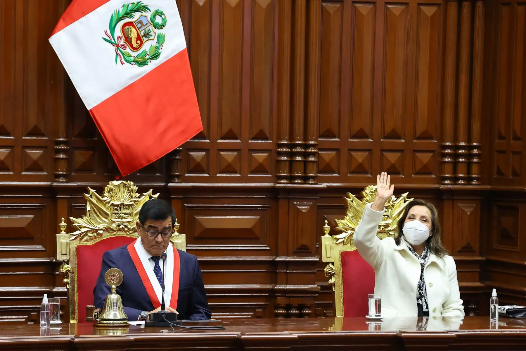 Presidente del Congreso, José Williams Zapata, la vicepresidenta, encargada del Despacho Presidencial, Dina Boluarte, durante la Sesión Solemne por el Bicentenario del Congreso de la República. Foto: ANDINA/ Andrés Valle