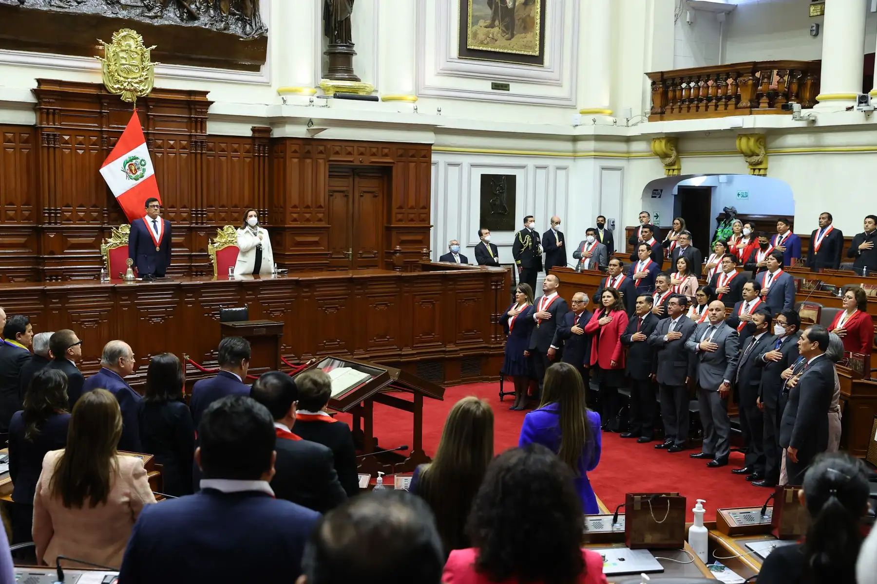 Presidente del Congreso, José Williams Zapata, la vicepresidenta, encargada del Despacho Presidencial, Dina Boluarte, durante la Sesión Solemne por el Bicentenario del Congreso de la República. Foto: ANDINA/ Andrés Valle