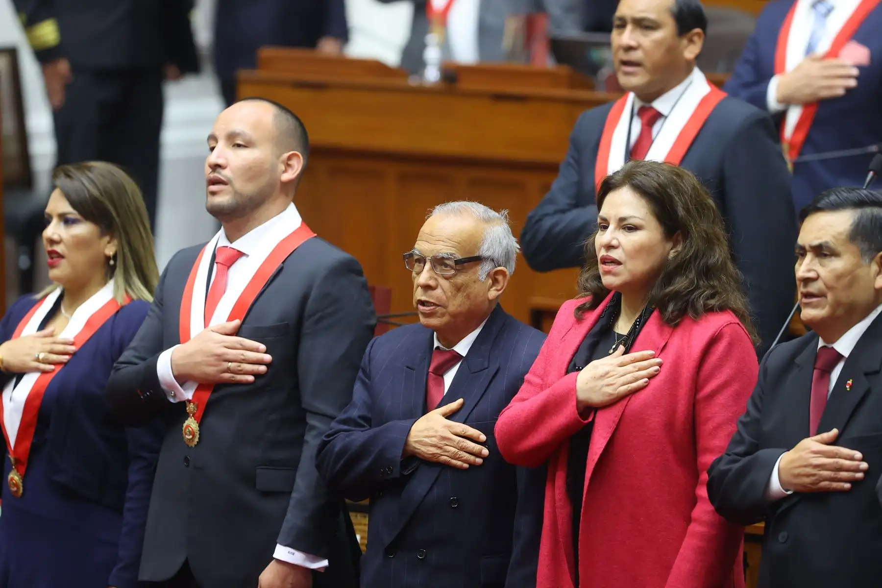 El presidente del Consejo de Ministros, Aníbal Torres, y ministros de Estado, participan en la sesión solemne por el Bicentenario del Congreso de la República. Foto: ANDINA/ Andrés Valle