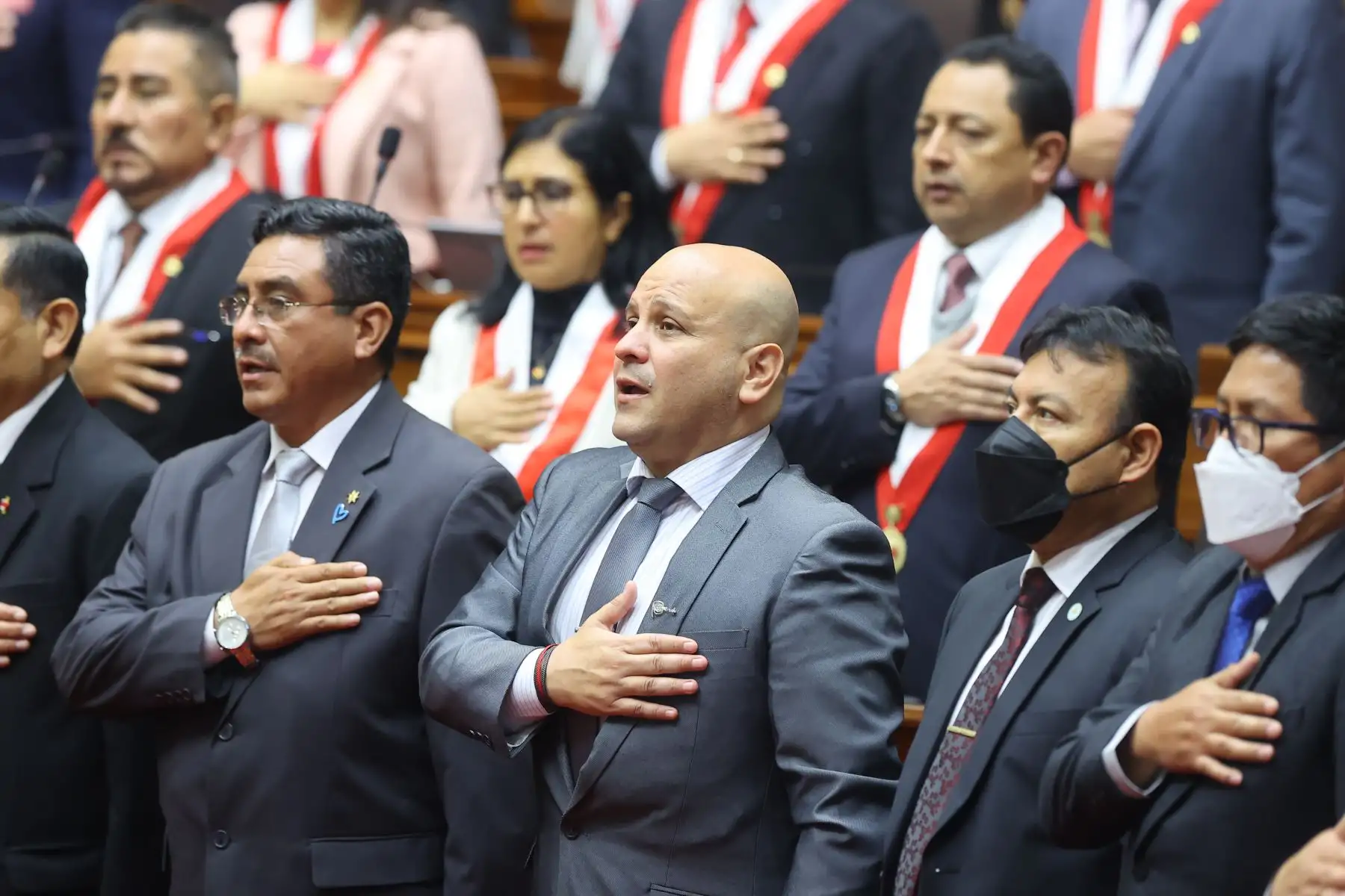 El presidente del Consejo de Ministros, Aníbal Torres, y ministros de Estado, participan en la sesión solemne por el Bicentenario del Congreso de la República. Foto: ANDINA/ Andrés Valle