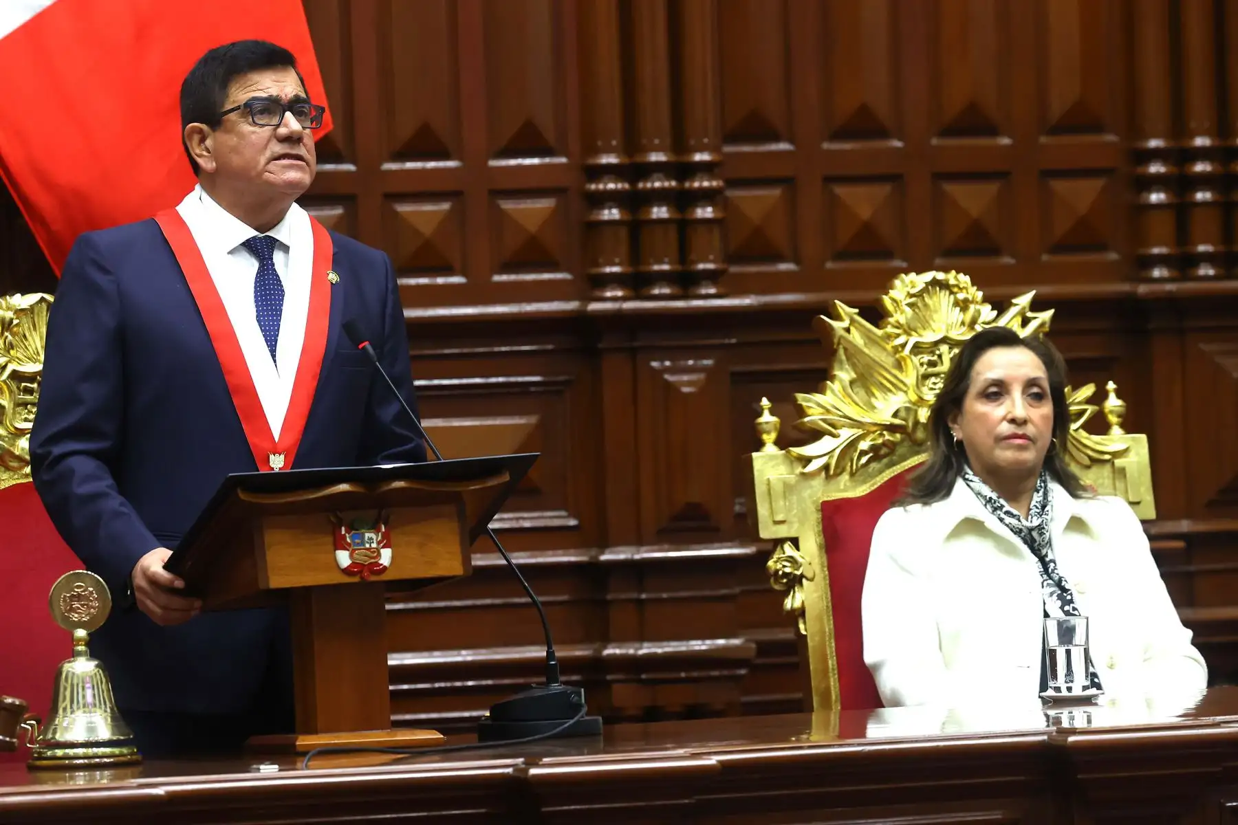 Presidente del Congreso, José Williams Zapata, la vicepresidenta, encargada del Despacho Presidencial, Dina Boluarte, durante la Sesión Solemne por el Bicentenario del Congreso de la República. Foto: ANDINA/ Andrés Valle