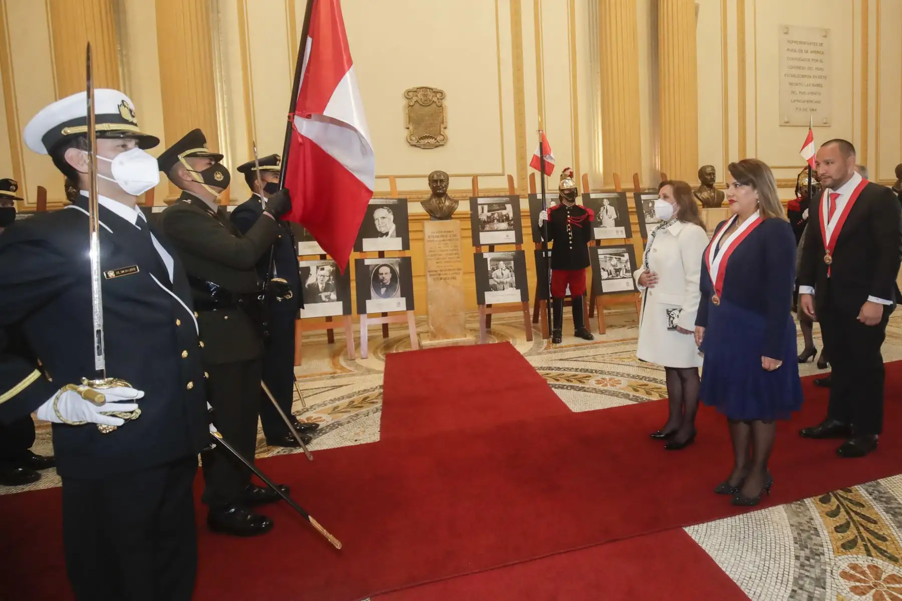 La vicepresidenta de la República, Dina Boluarte, participa en la sesión solemne por el 200 aniversario del Congreso de la República. Foto: ANDINA/Prensa Presidencia