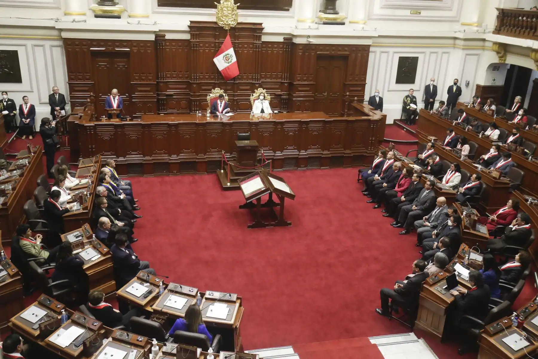 La vicepresidenta de la República, Dina Boluarte, participa en la sesión solemne por el 200 aniversario del Congreso de la República. Foto: ANDINA/Prensa Presidencia
