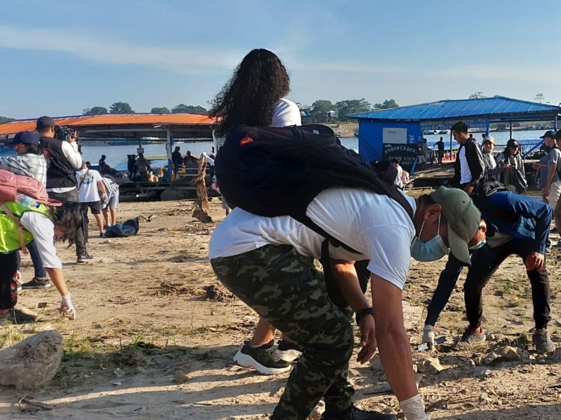 Más de 100 estudiantes y voluntarios participaron en jornada de limpieza y recojo de residuos sólidos en la playa del río Nanay, ubicada en Iquitos, en Loreto. Foto: ANDINA/difusión.