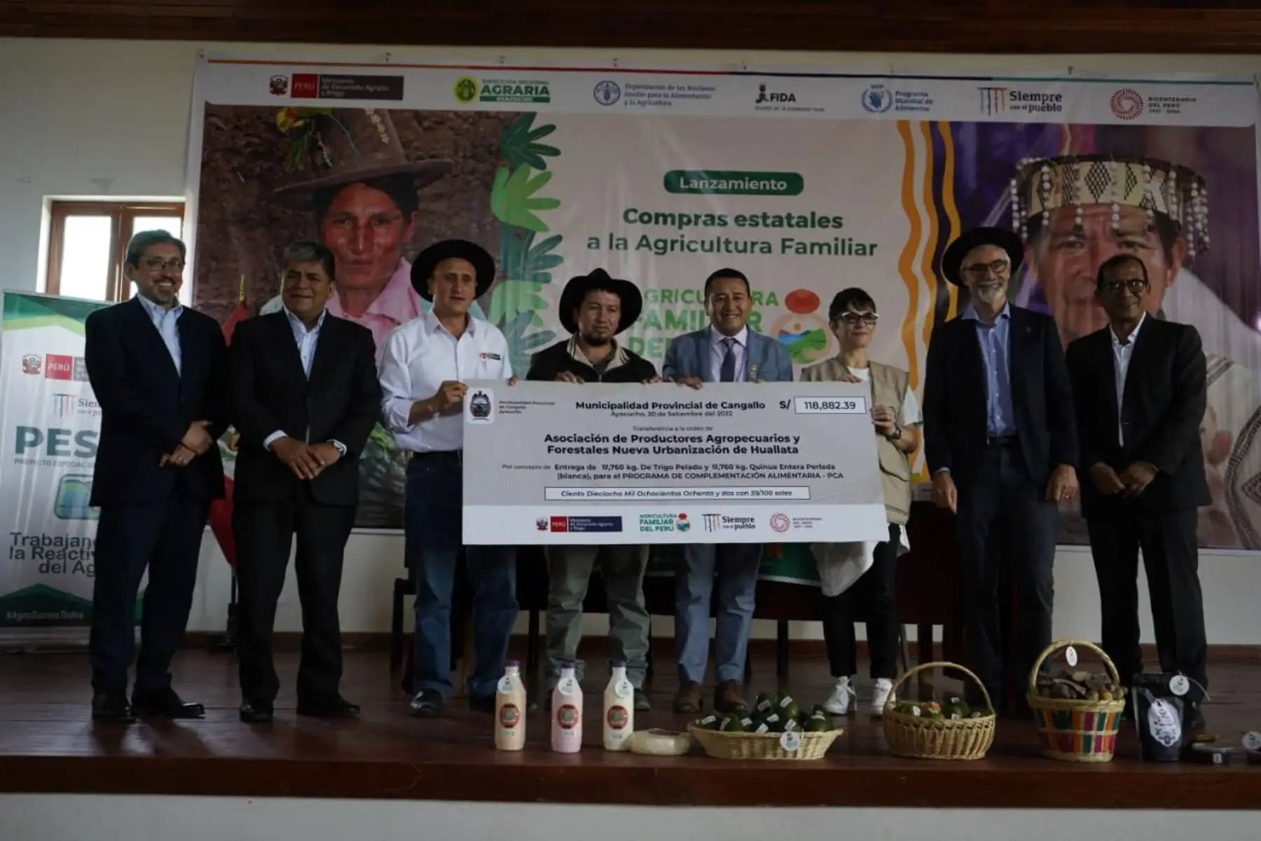 Productores de la agricultura familiar reciben licencias para ser potenciales proveedores del Estado. Foto: cortesía.