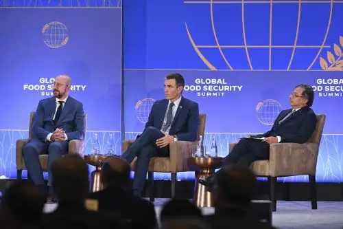 El presidente del Consejo Europeo, el belga Charles Michel, el presidente del Gobierno español, Pedro Sánchez y el presidente de Colombia, Gustavo Petro, durante la Cumbre de Seguridad Alimentaria, un evento que tiene como objetivo buscar soluciones a la actual crisis de alimentos desde el diálogo y la cooperación multilateral. Foto: EFE