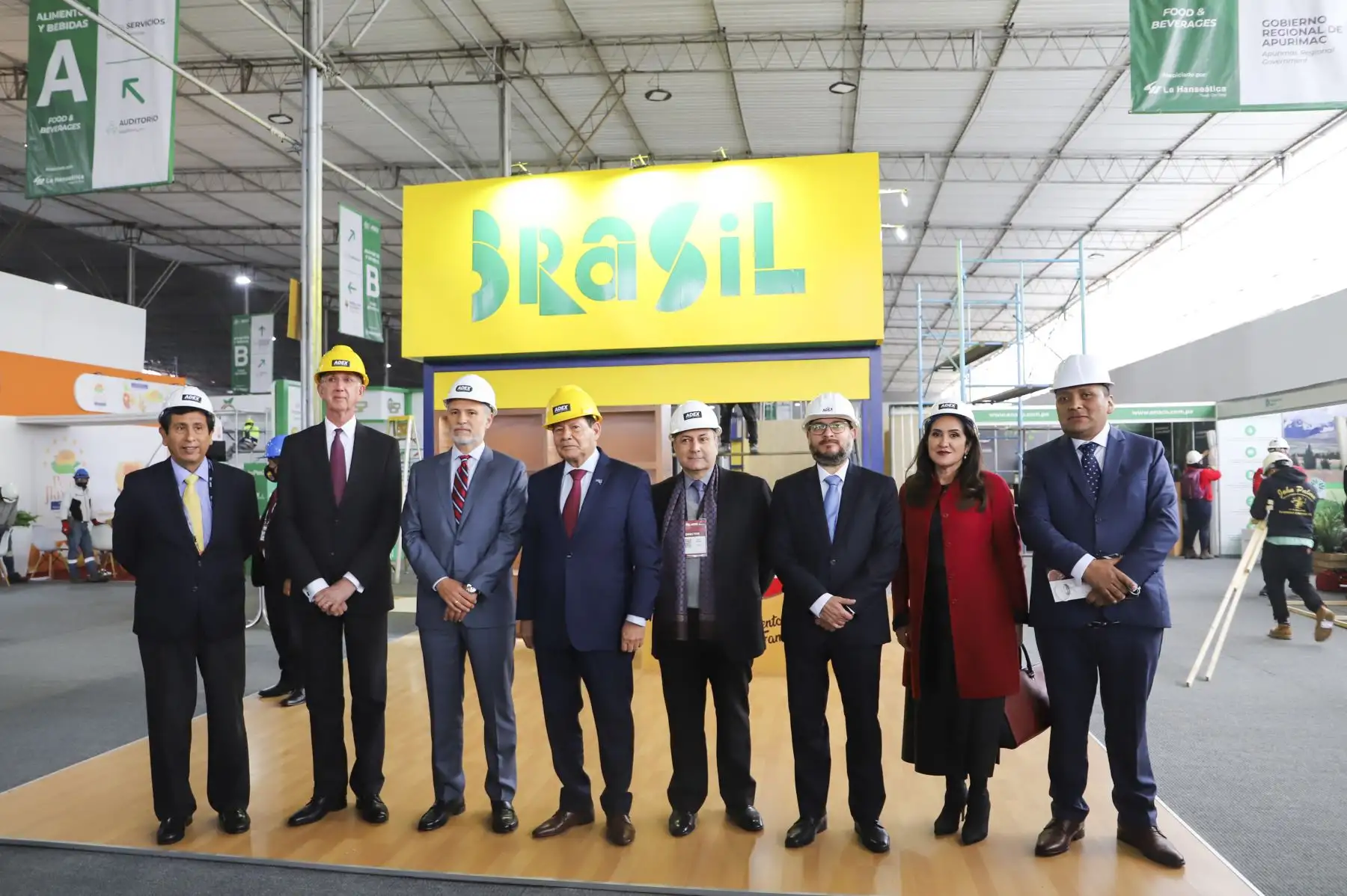 El vicepresidente de Brasil, Hamilton Mourão, visitó hoy el pabellón Brasil que se presentará en la Expoalimentaria 2022, junto al presidente de ADEX, Julio Pérez Alván; entre otras autoridades. La feria se desarrollará del 21 al 23 de septiembre en el Centro de Convenciones del Jockey Club. Foto: ANDINA/Difusión