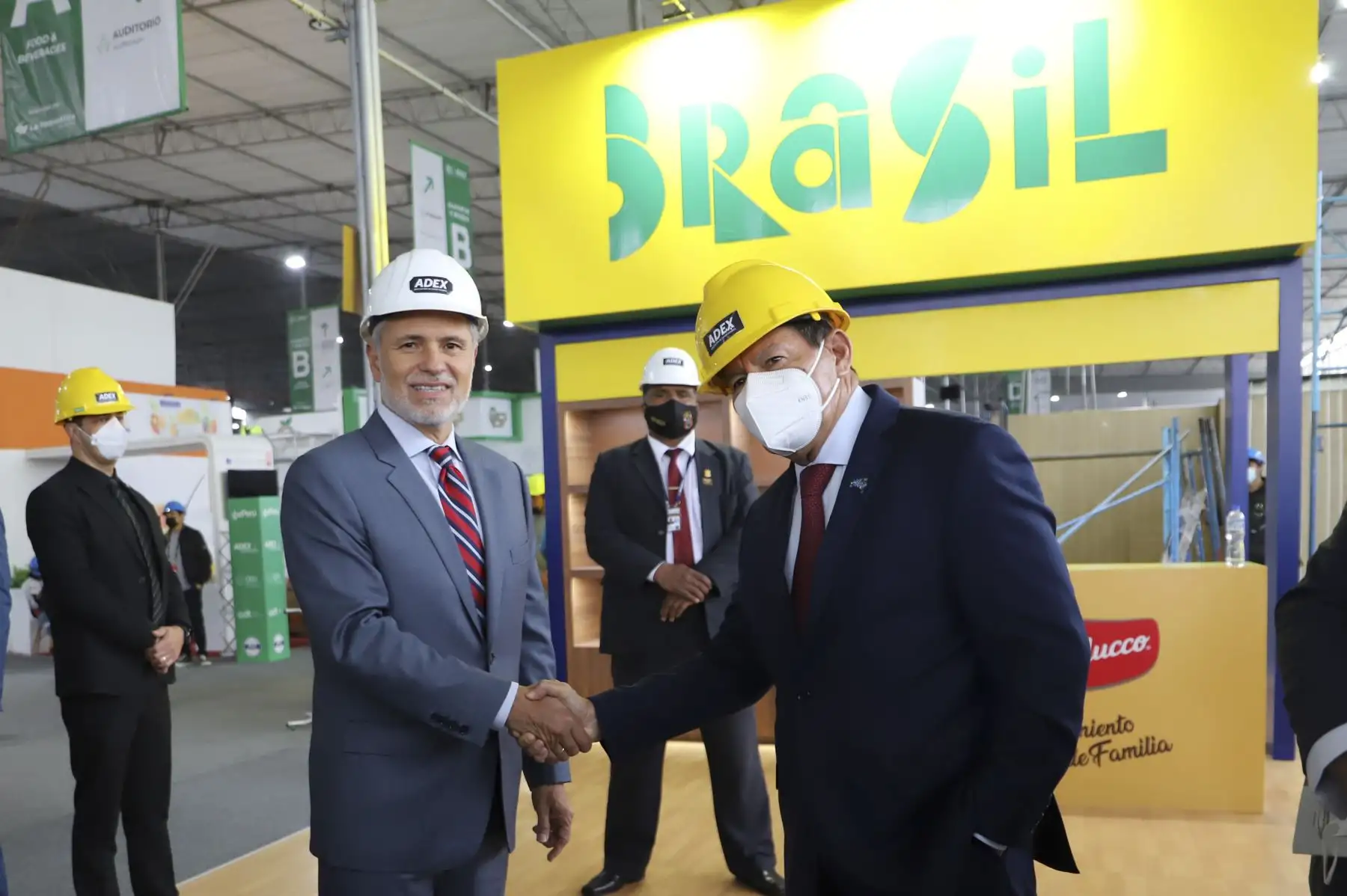 El vicepresidente de Brasil, Hamilton Mourão, visitó hoy el pabellón Brasil que se presentará en la Expoalimentaria 2022 junto al presidente de ADEX, Julio Pérez Alván; entre otras autoridades. La feria se desarrollará del 21 al 23 de septiembre en el Centro de Convenciones del Jockey Club. Foto: ANDINA/Difusión
