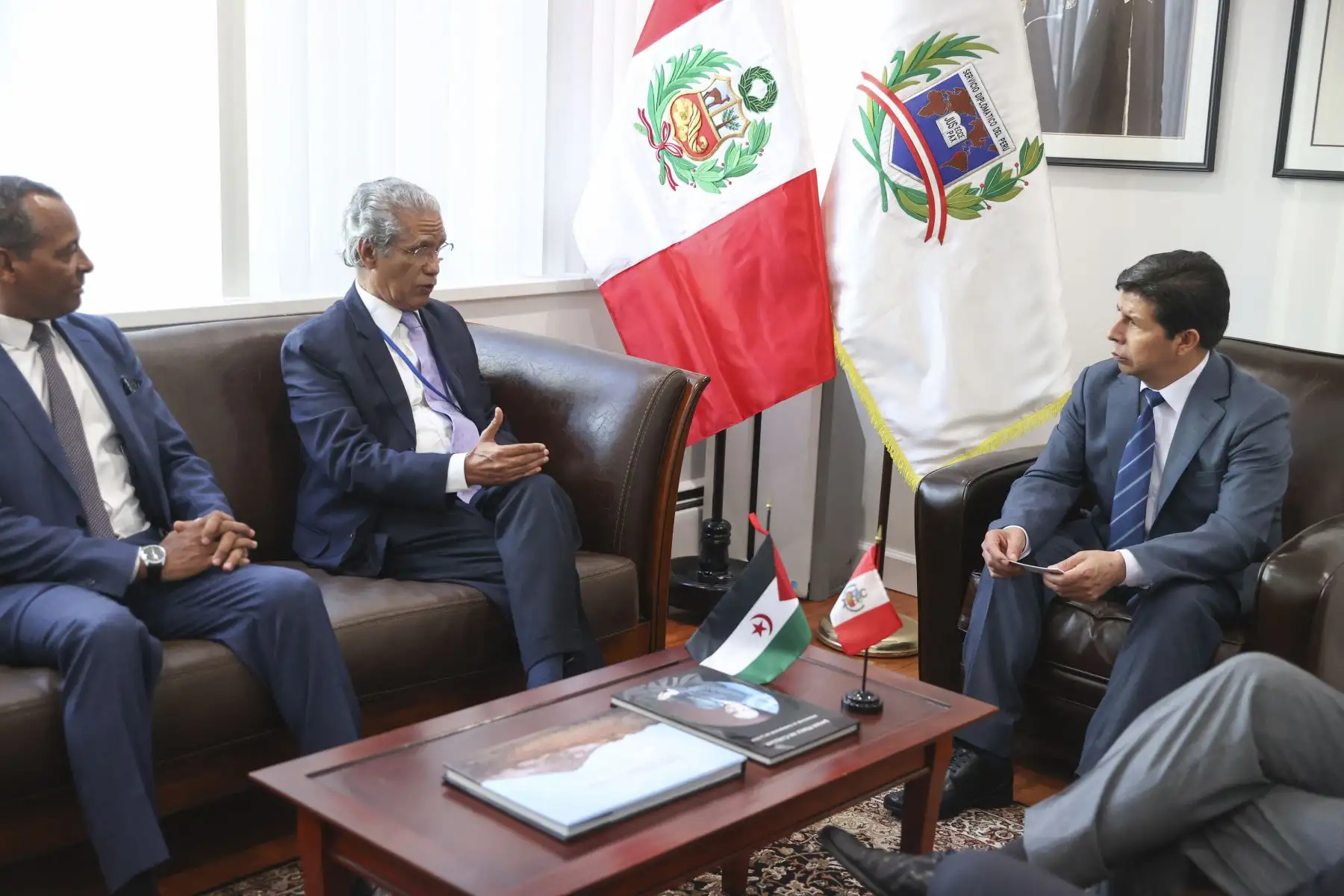 El jefe de Estado, Pedro Castillo, sostuvo reunión con el ministro de Relaciones Exteriores de la República Árabe Saharaui Democrática, Mohamed Salem Uld Salek, como parte de la agenda que cumple durante su viaje a Estados Unidos. Foto: ANDINA/Prensa Presidencia/Vidal Tarqui Palomino
