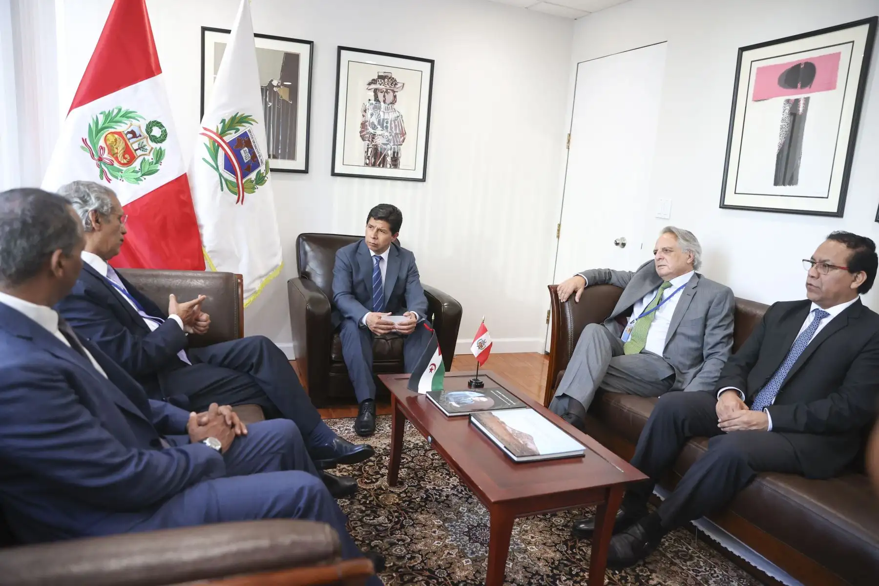 El jefe de Estado, Pedro Castillo, sostuvo reunión con el ministro de Relaciones Exteriores de la República Árabe Saharaui Democrática, Mohamed Salem Uld Salek, como parte de la agenda que cumple durante su viaje a Estados Unidos. Foto: ANDINA/Prensa Presidencia/Vidal Tarqui Palomino