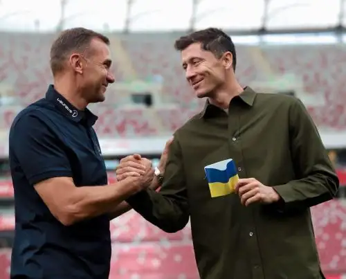 Andrei Chevchenko entrega el brazalete de la selección de Ucrania a Robert Lewandowski