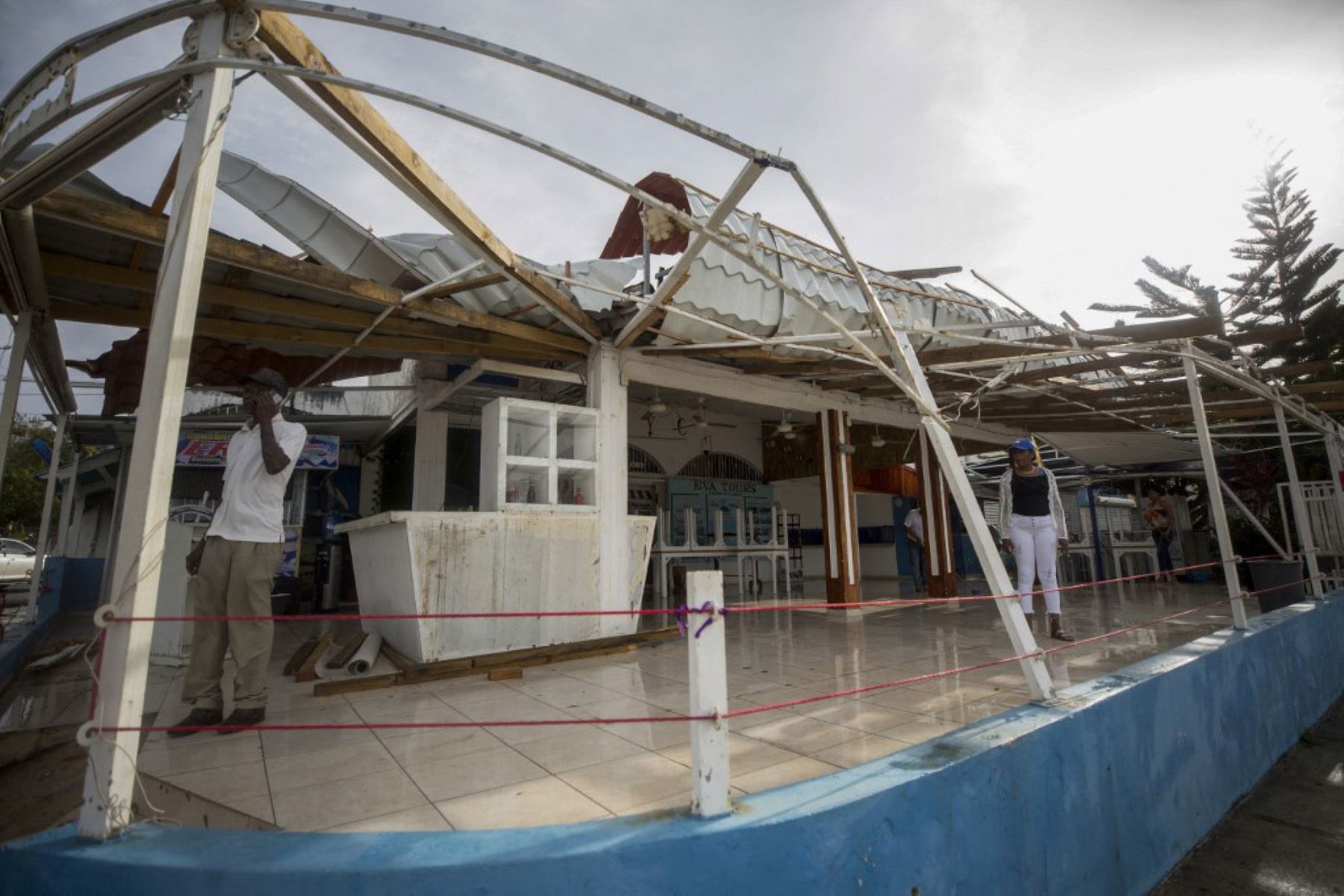 Vista de los daños en un restaurante ubicado en el Malecón de Samaná, tras el paso del huracán Fiona, en Samaná, República Dominicana. Foto: AFP