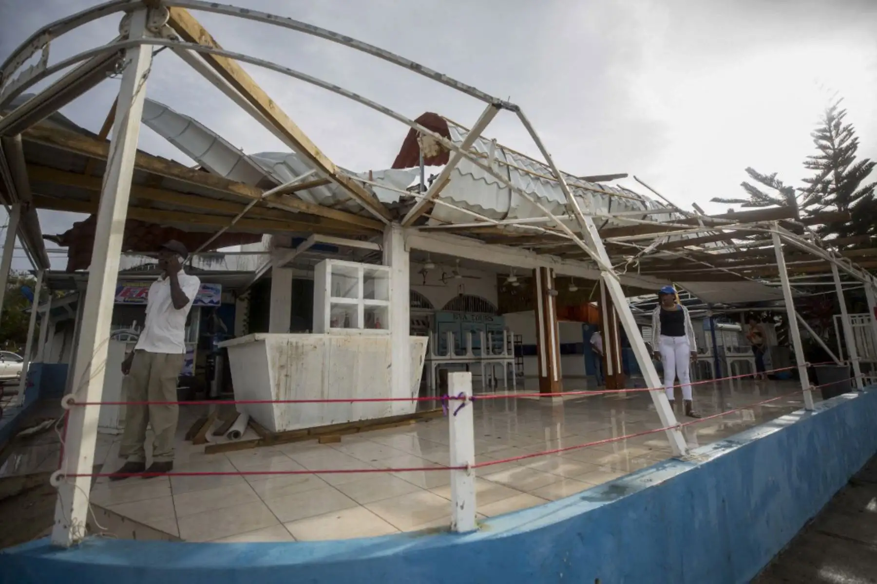 Vista de los daños en un restaurante ubicado en el Malecón de Samaná, tras el paso del huracán Fiona, en Samaná, República Dominicana. Foto: AFP