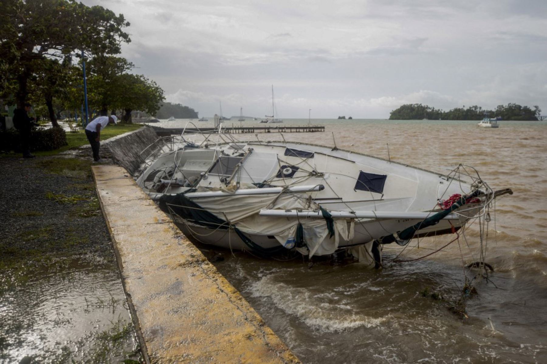 Vista de un velero arrastrado a la orilla por fuertes olas en la Bahía de Samaná, tras el paso del huracán Fiona, en Samaná, República Dominicana. Foto: AFP