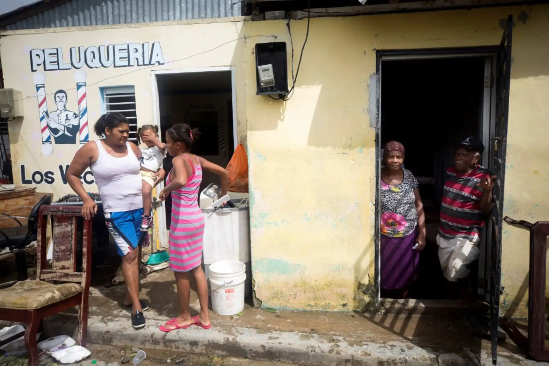 La gente en los exteriores de sus casas después del huracán Fiona en El Seibo, República Dominicana. Foto: AFP
