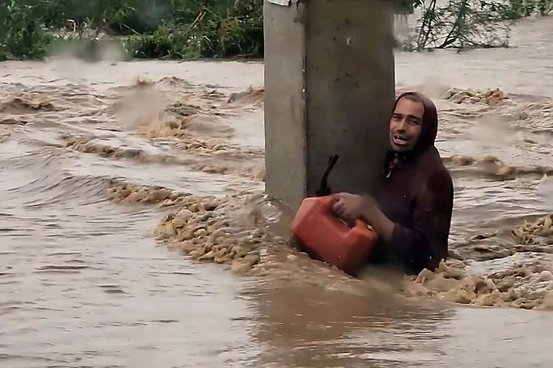 Miembros de la Guardia Nacional realizan rescates en diferentes municipios de Puerto Rico. El huracán Fiona se estrelló contra Puerto Rico, dejando sin electricidad el territorio insular de EE. UU. mientras arrojaba lluvias torrenciales y causaba daños catastróficos antes de tocar tierra en la República. Foto: AFP