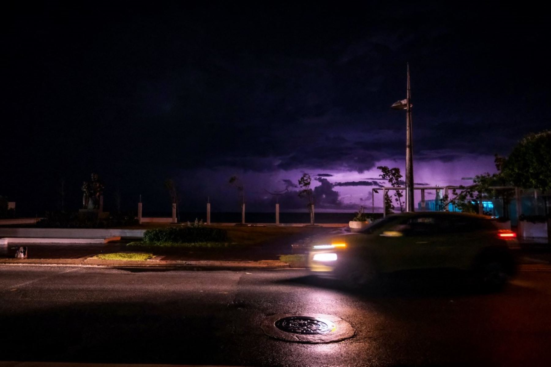 Los faros de un automóvil iluminan una calle oscura en la comunidad del Condado de Santurce en San Juan, Puerto Rico, después del paso del huracán Fiona. Foto: AFP