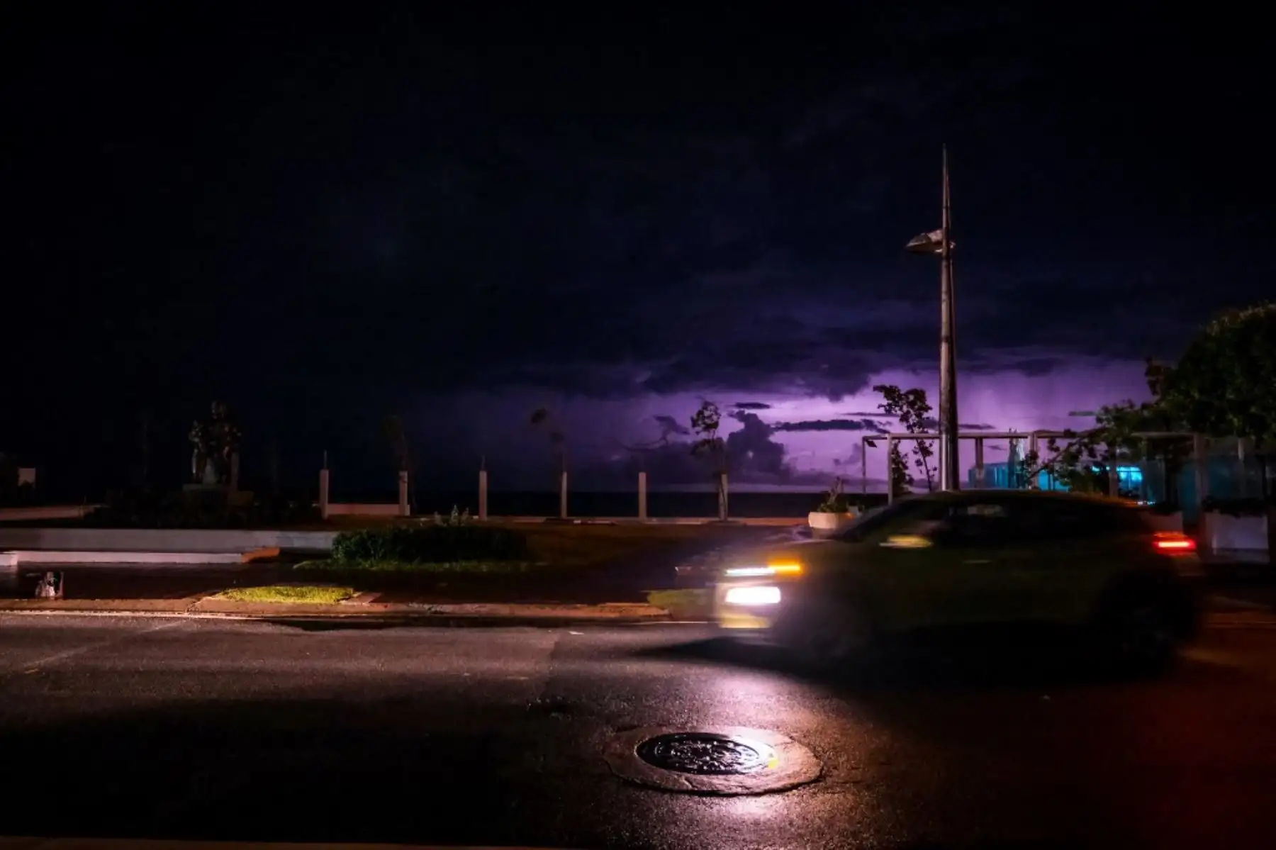 Los faros de un automóvil iluminan una calle oscura en la comunidad del Condado de Santurce en San Juan, Puerto Rico, después del paso del huracán Fiona. Foto: AFP