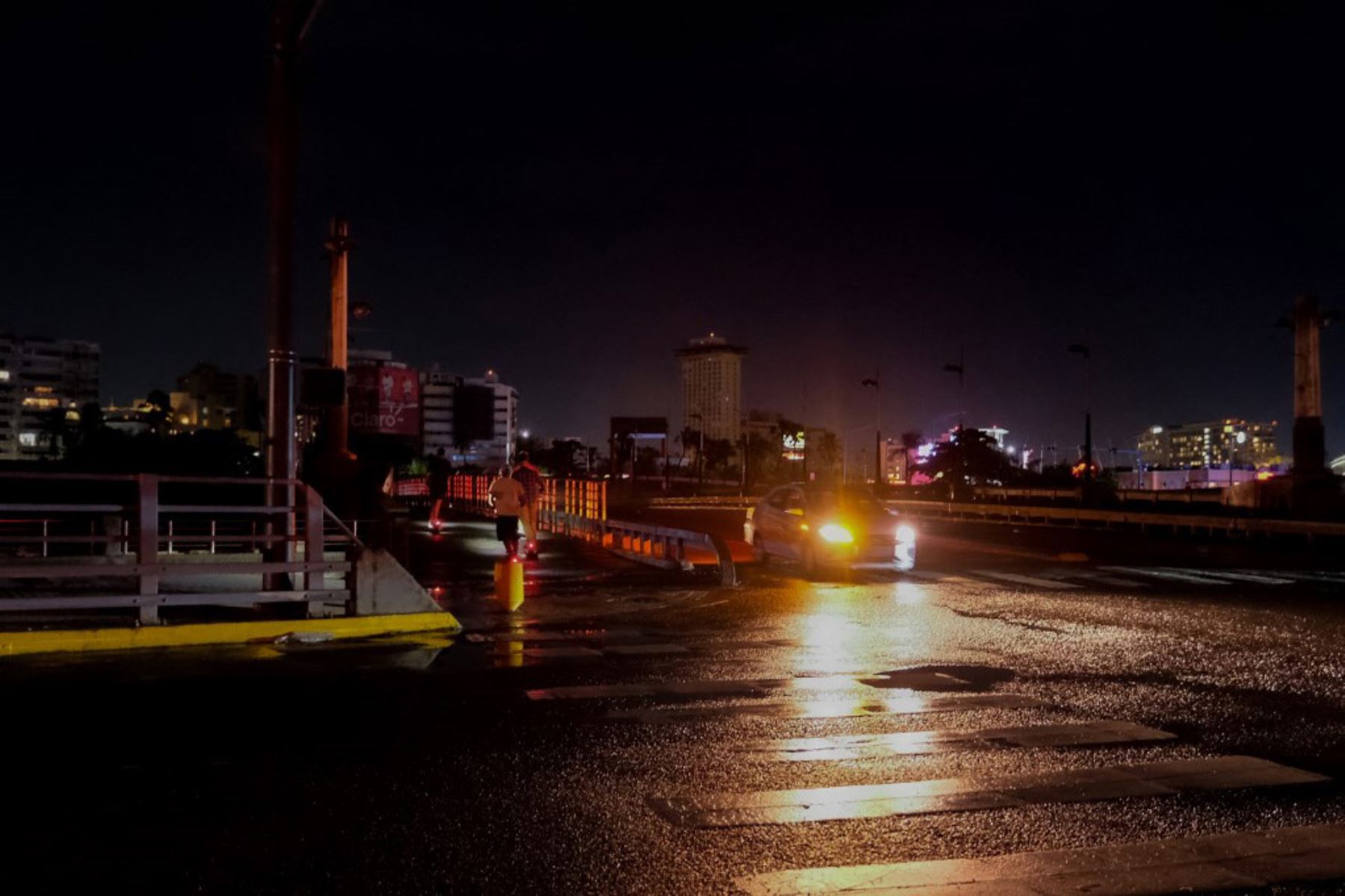 Los faros de un automóvil iluminan una calle oscura en la comunidad del Condado de Santurce en San Juan, Puerto Rico, después del paso del huracán Fiona. Foto: AFP