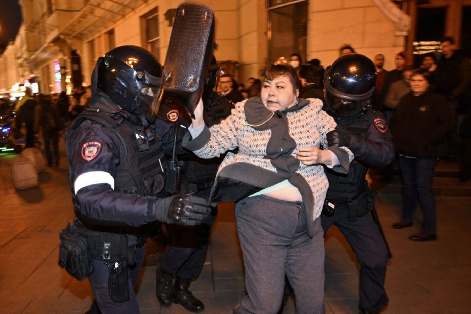 Más de 350 detenidos en protestas contra la movilización anunciada por Putin. Foto: AFP