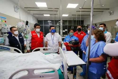 Ministro de Salud, Jorge López, visitó a los heridos del accidente aéreo ocurrido ayer en el aeródromo de El Estrecho, ubicado en la provincia de Putumayo, región Loreto. ANDINA/Difusión
