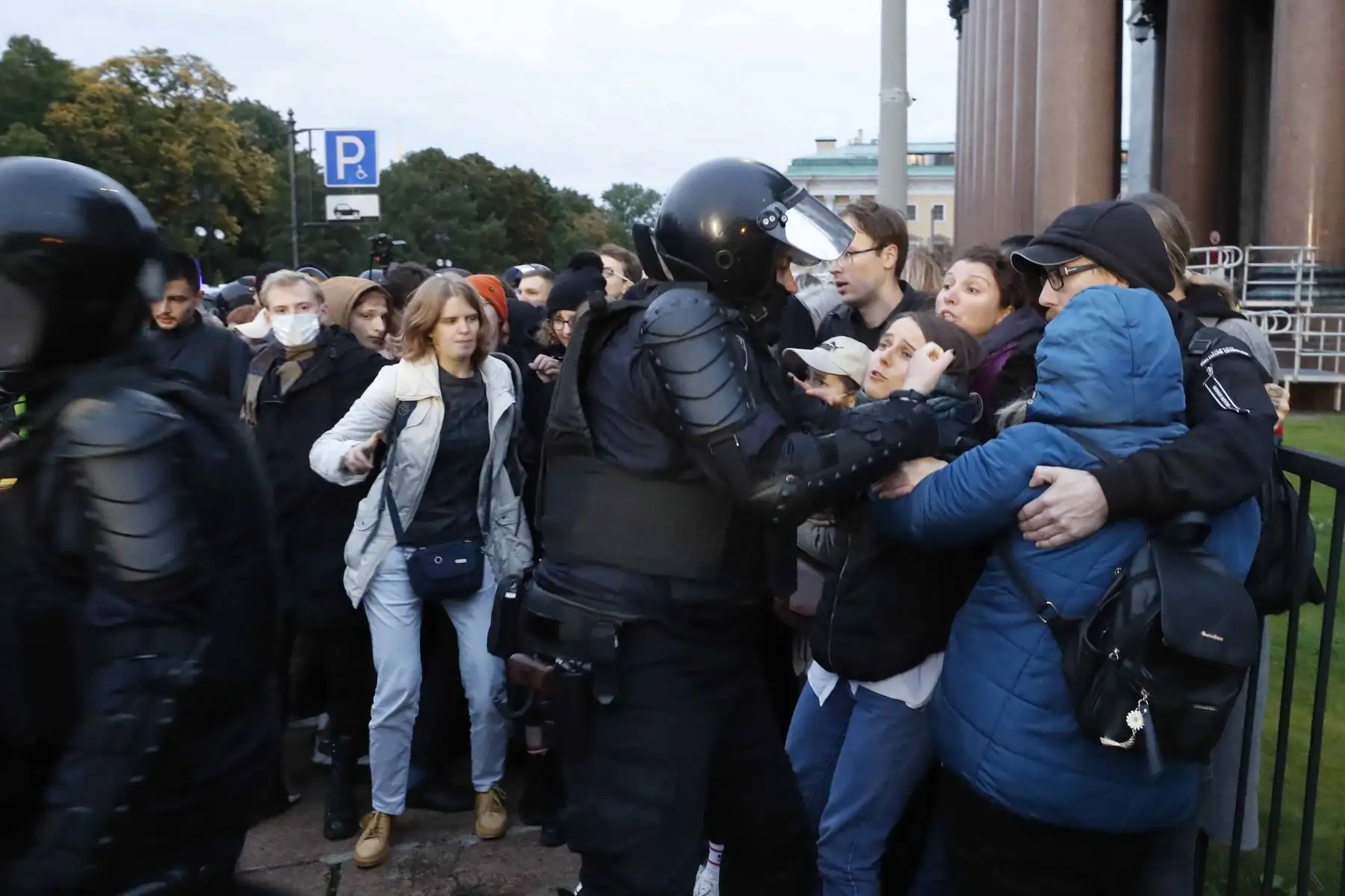 Policías rusos detienen a participantes de una protesta no autorizada contra la movilización parcial debido al conflicto en Ucrania, en el centro de San Petersburgo, Rusia. Foto: EFE Policías rusos detienen a participantes de una protesta no autorizada contra la movilización parcial debido al conflicto en Ucrania, en el centro de San Petersburgo, Rusia. Foto: EFE