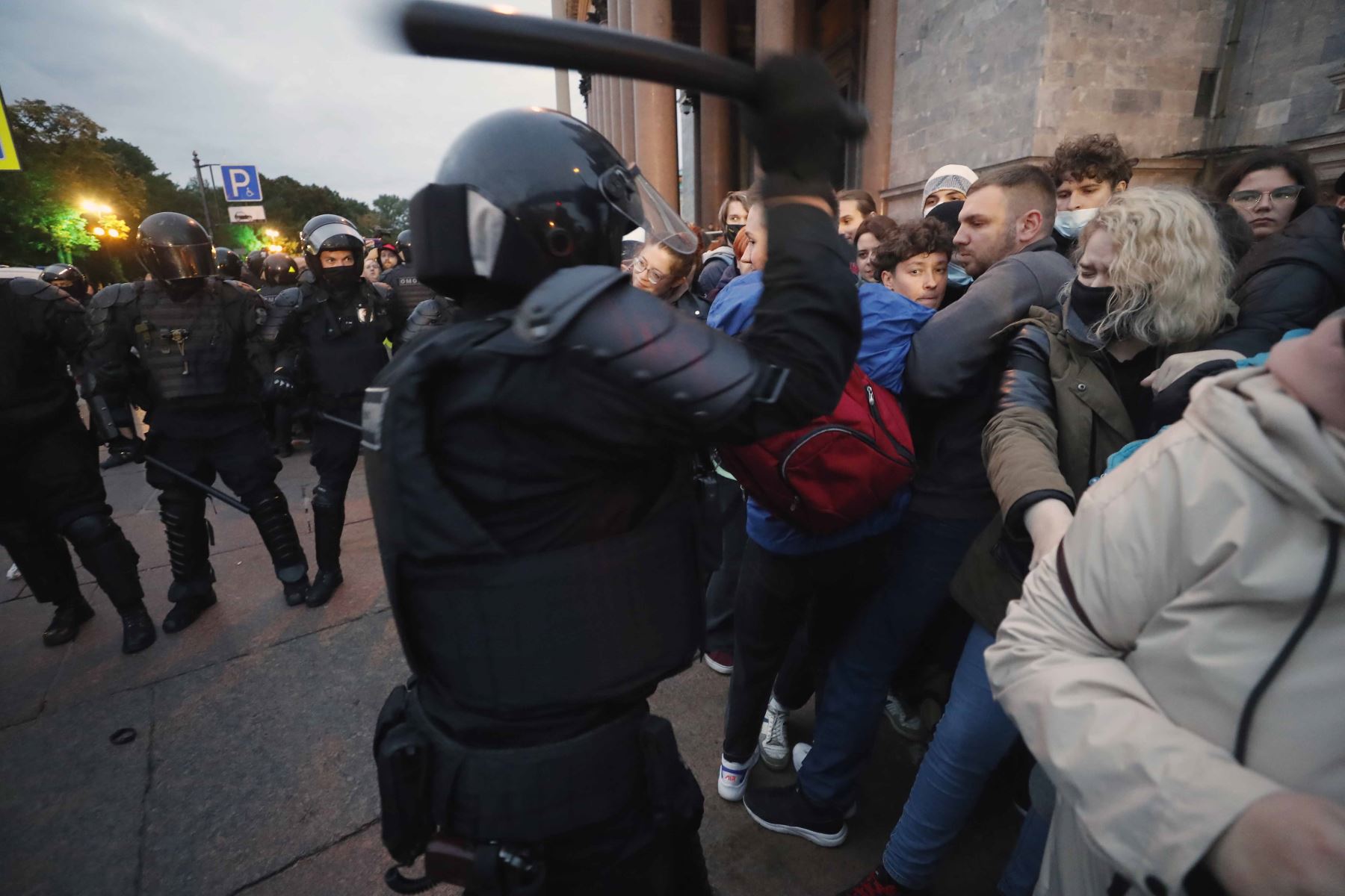 Policías rusos detienen a participantes de una protesta no autorizada contra la movilización parcial debido al conflicto en Ucrania, en el centro de San Petersburgo, Rusia. Foto: EFE