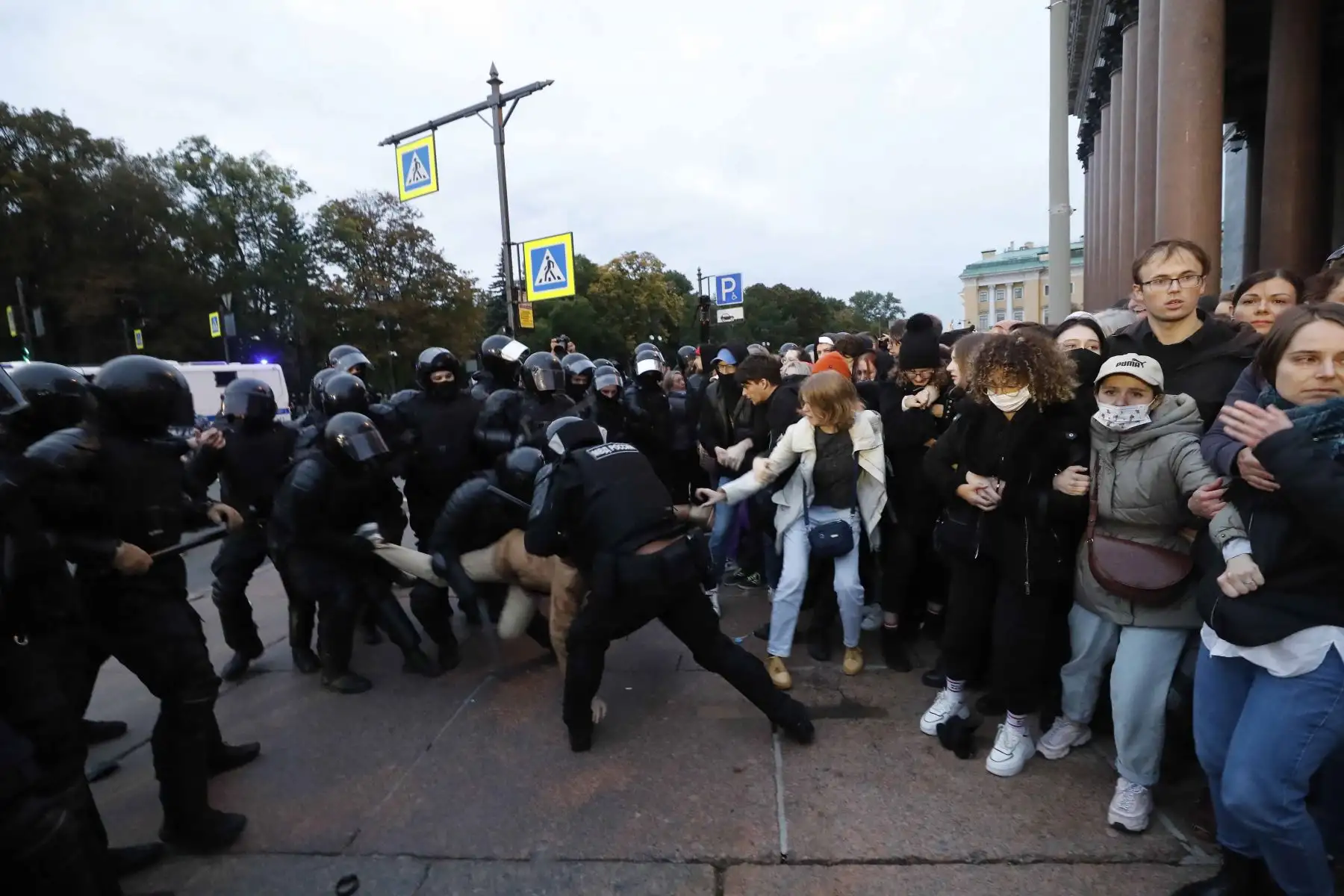 Policías rusos detienen a participantes de una protesta no autorizada contra la movilización parcial debido al conflicto en Ucrania, en el centro de San Petersburgo, Rusia. Foto: EFE Policías rusos detienen a participantes de una protesta no autorizada contra la movilización parcial debido al conflicto en Ucrania, en el centro de San Petersburgo, Rusia. Foto: EFE