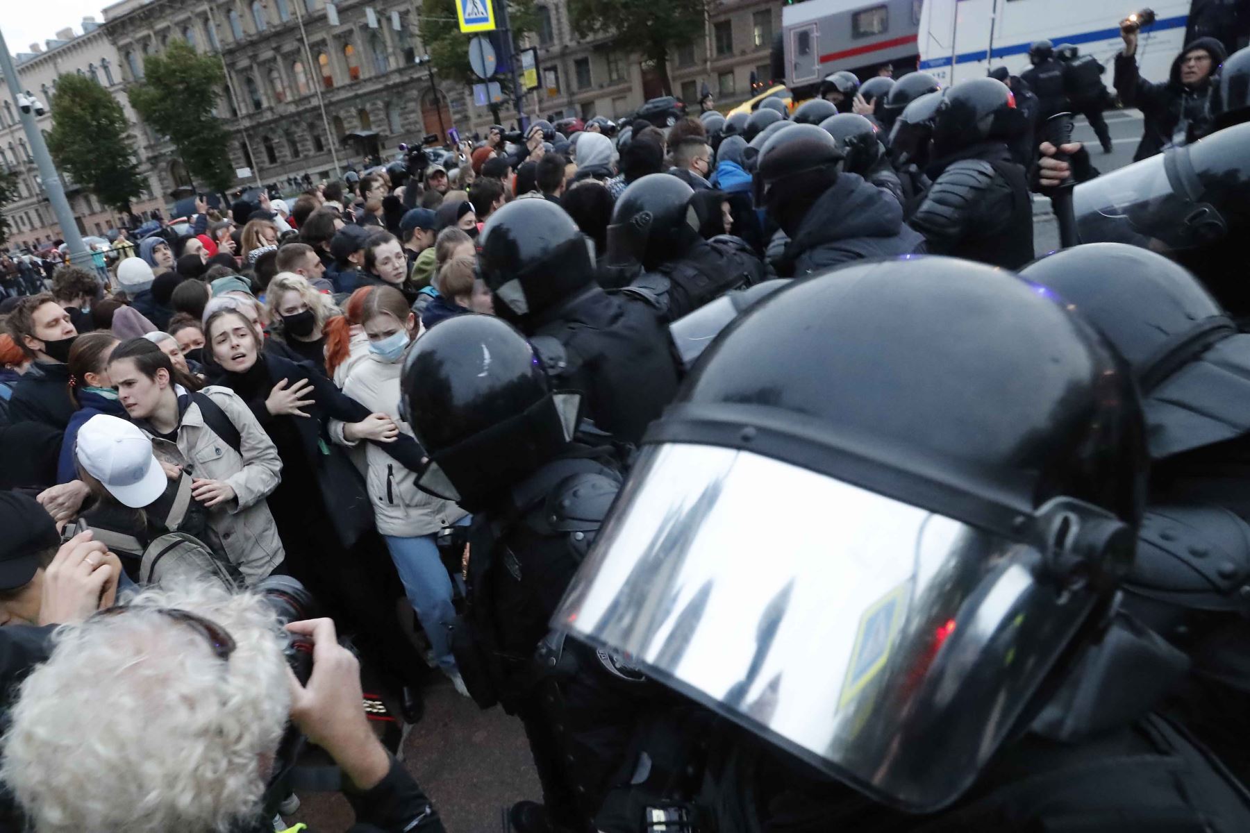 Policías rusos detienen a participantes de una protesta no autorizada contra la movilización parcial debido al conflicto en Ucrania, en el centro de San Petersburgo, Rusia. Foto: EFE