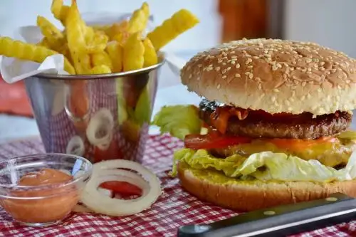 Consumo de alimentos ultraprocesados favorece aparición de estreñimiento crónico. Foto: Cortesía